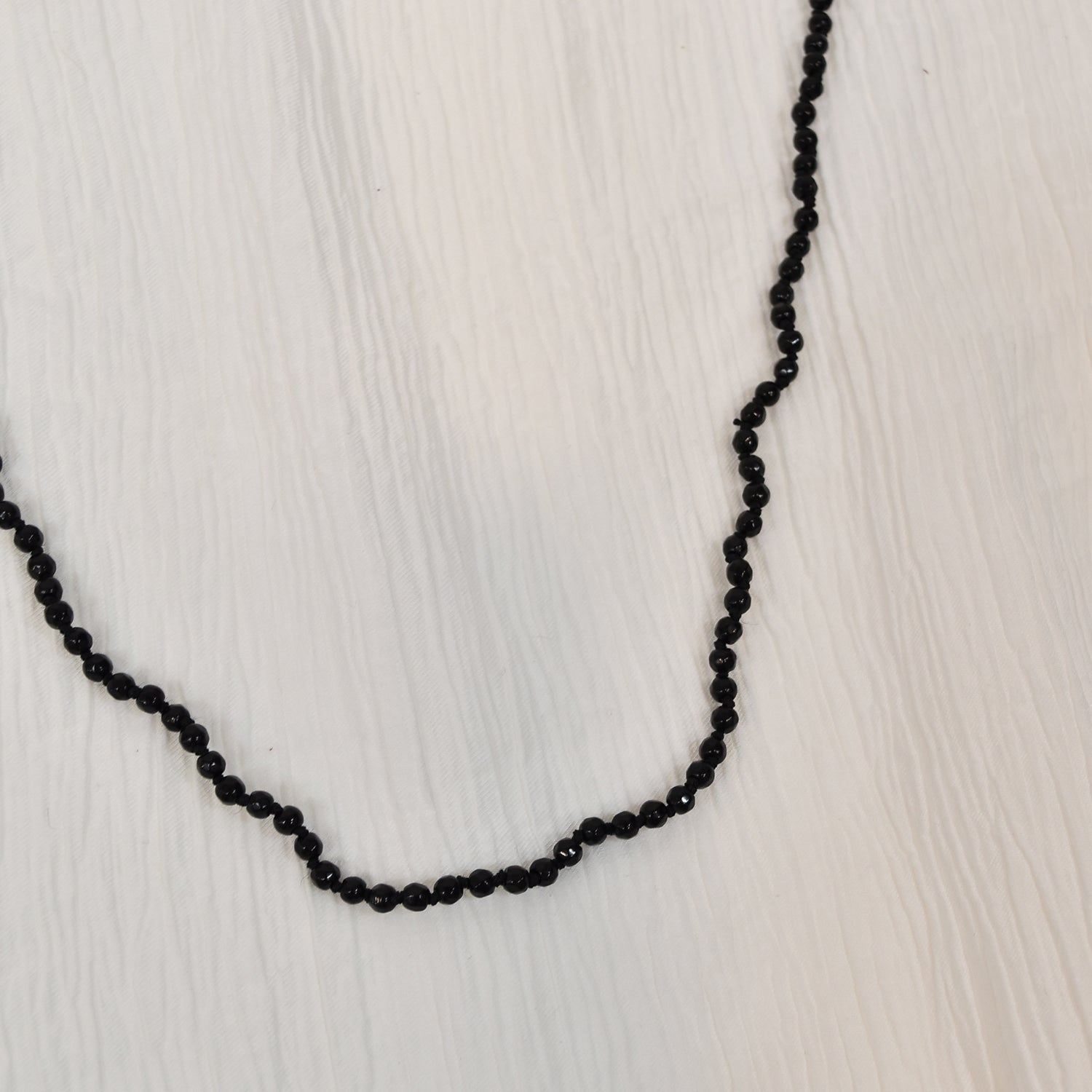 Collier de perles en verre noir