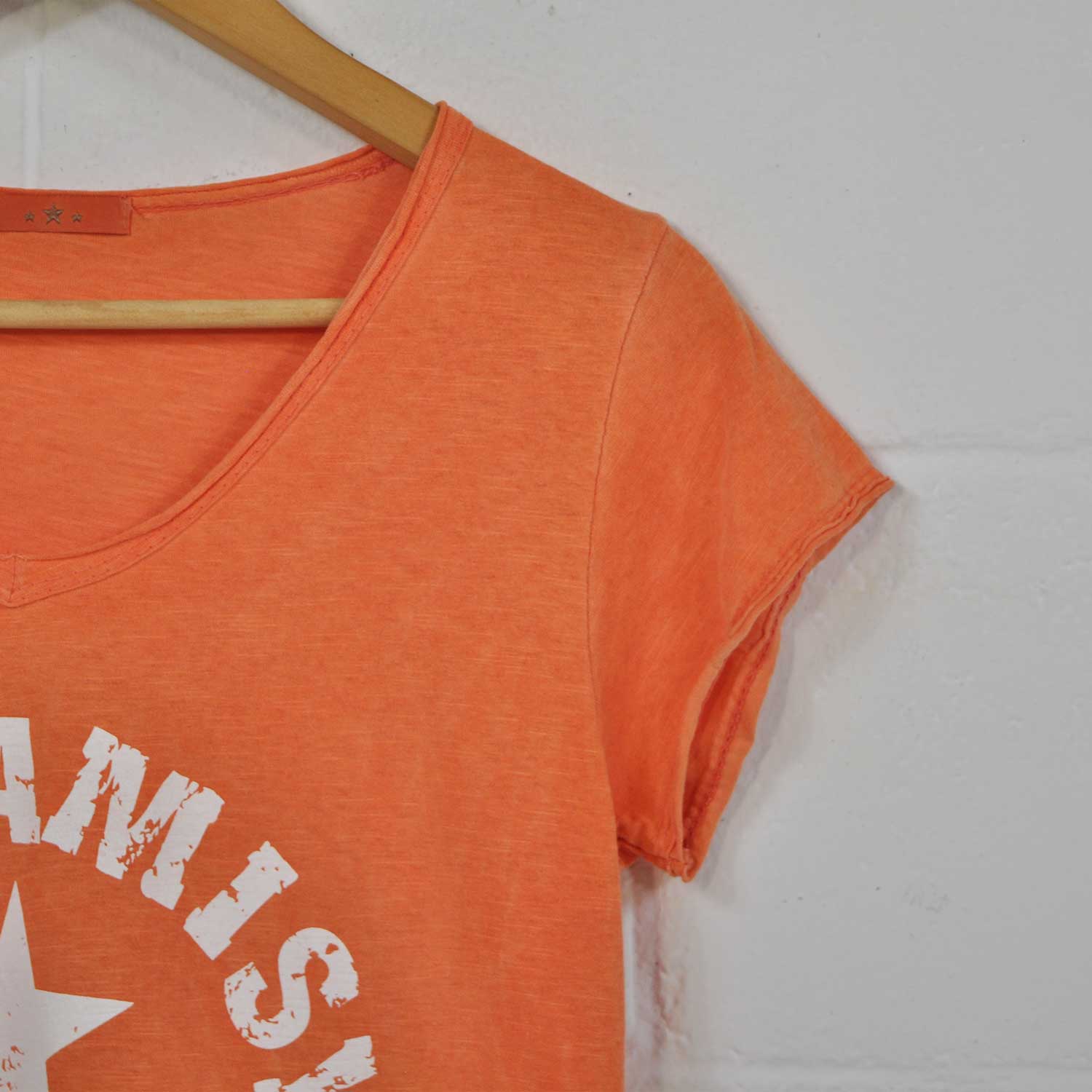 Camiseta Amisy pico naranja