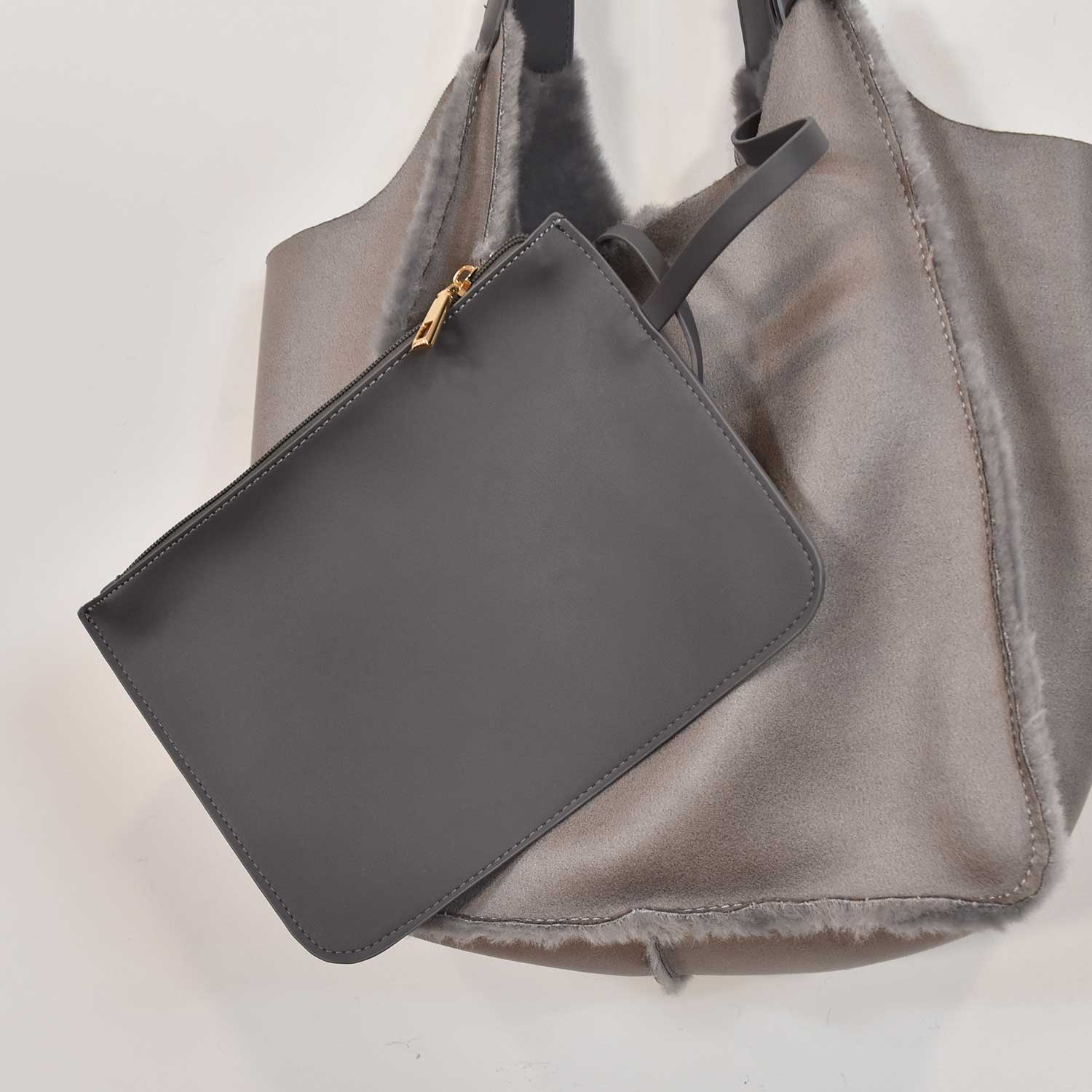 Sac en fourrure gris
