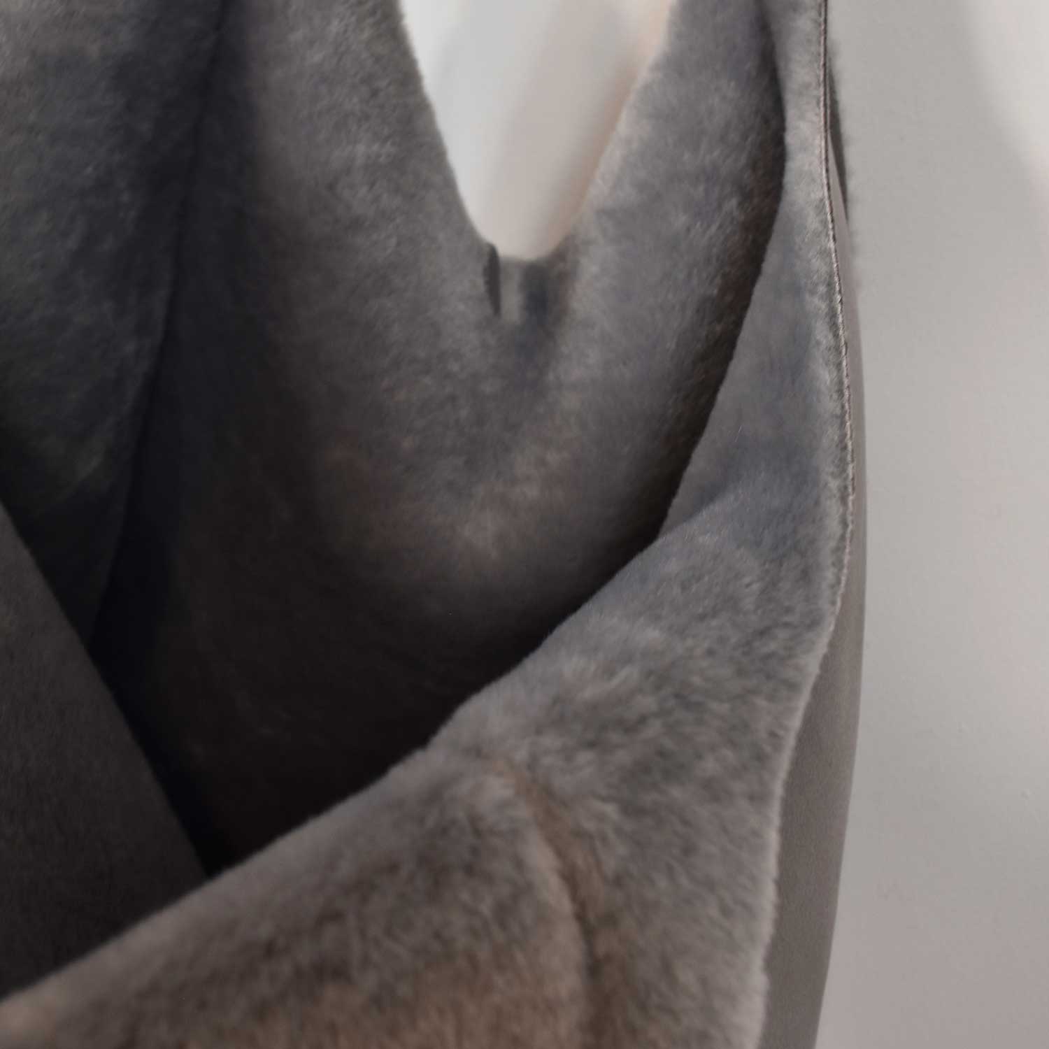 Sac en fourrure gris
