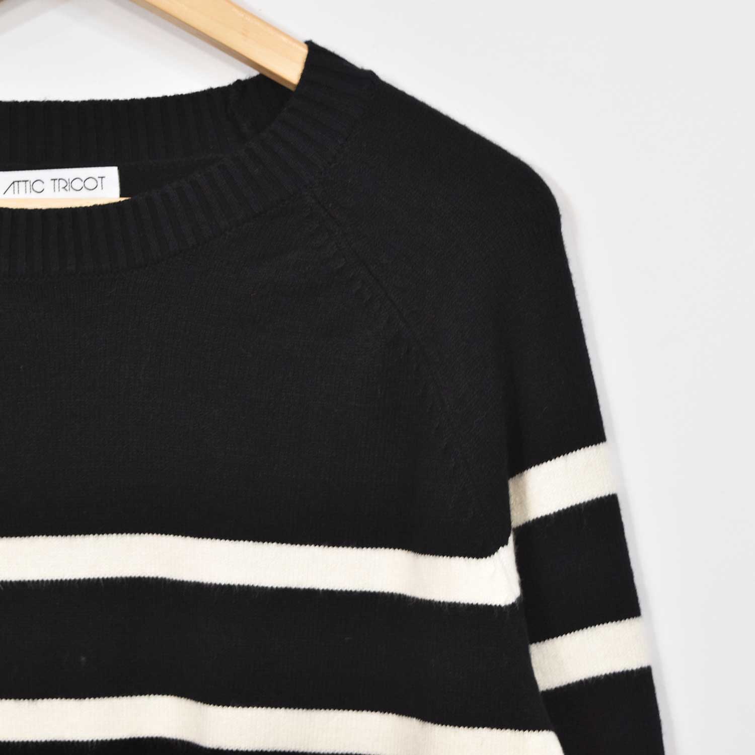 Black stripe short sweater