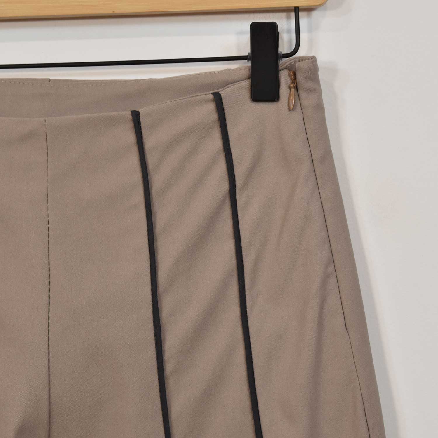 Pantalón raya campana taupe