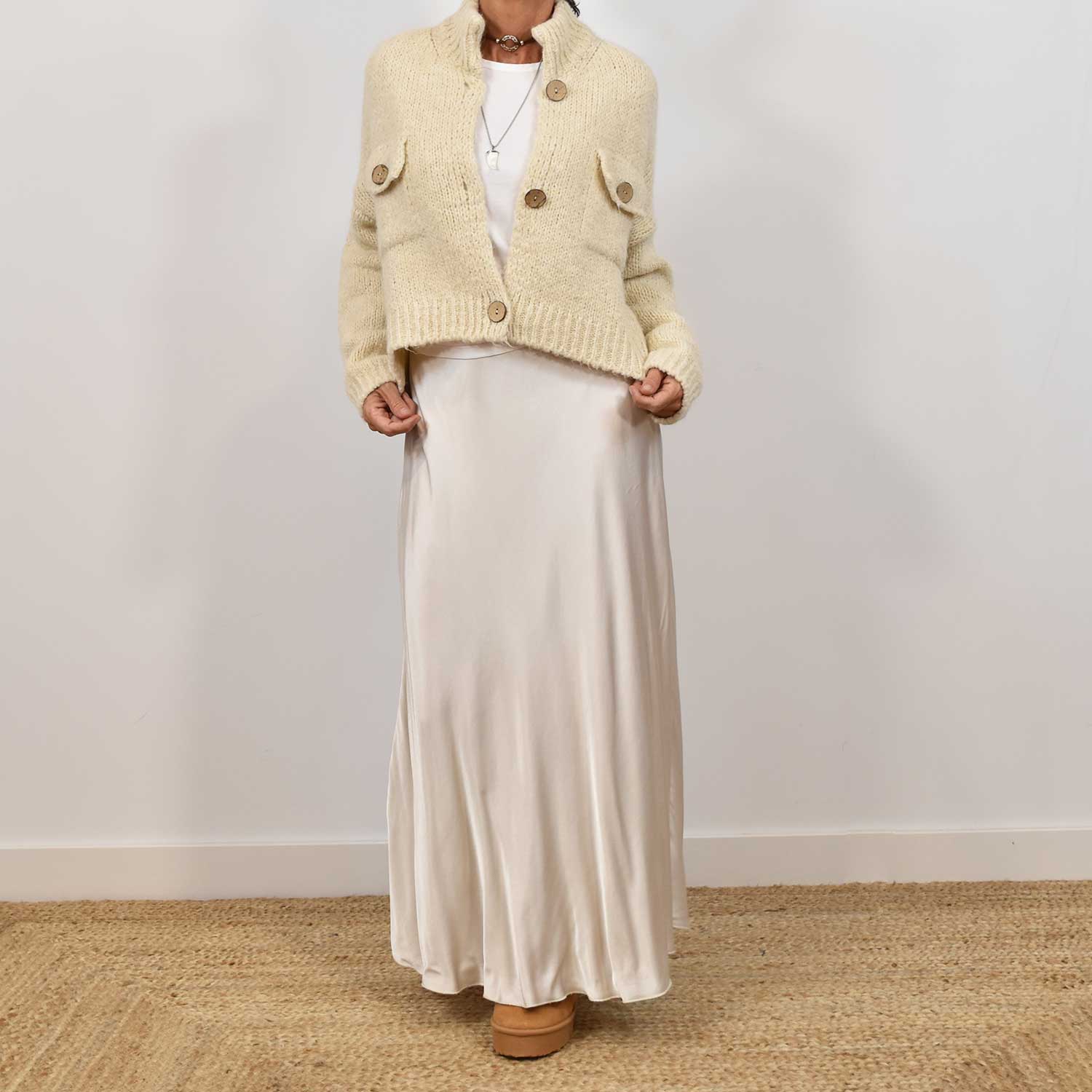 Falda midi satinada beige