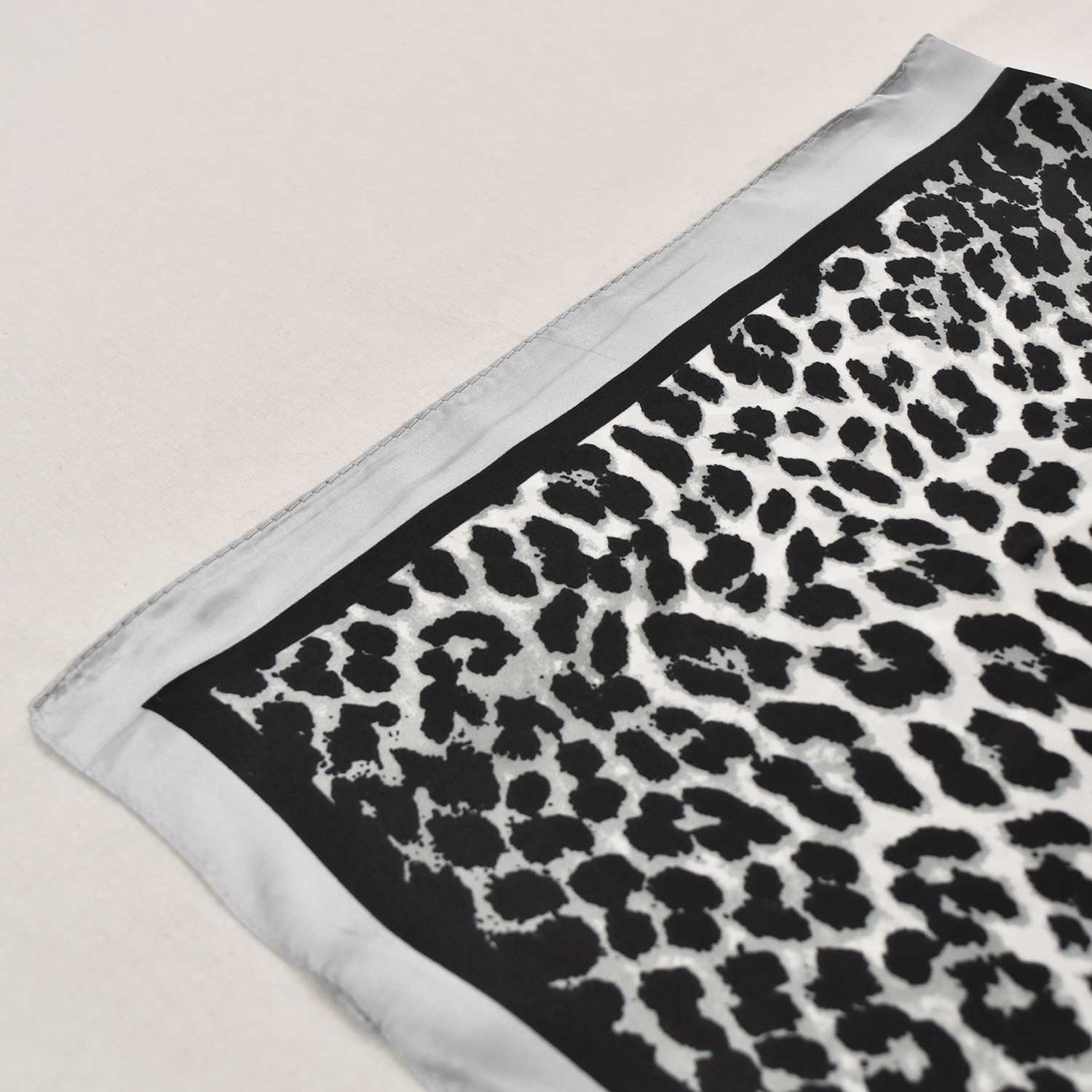 Foulard leopard gris