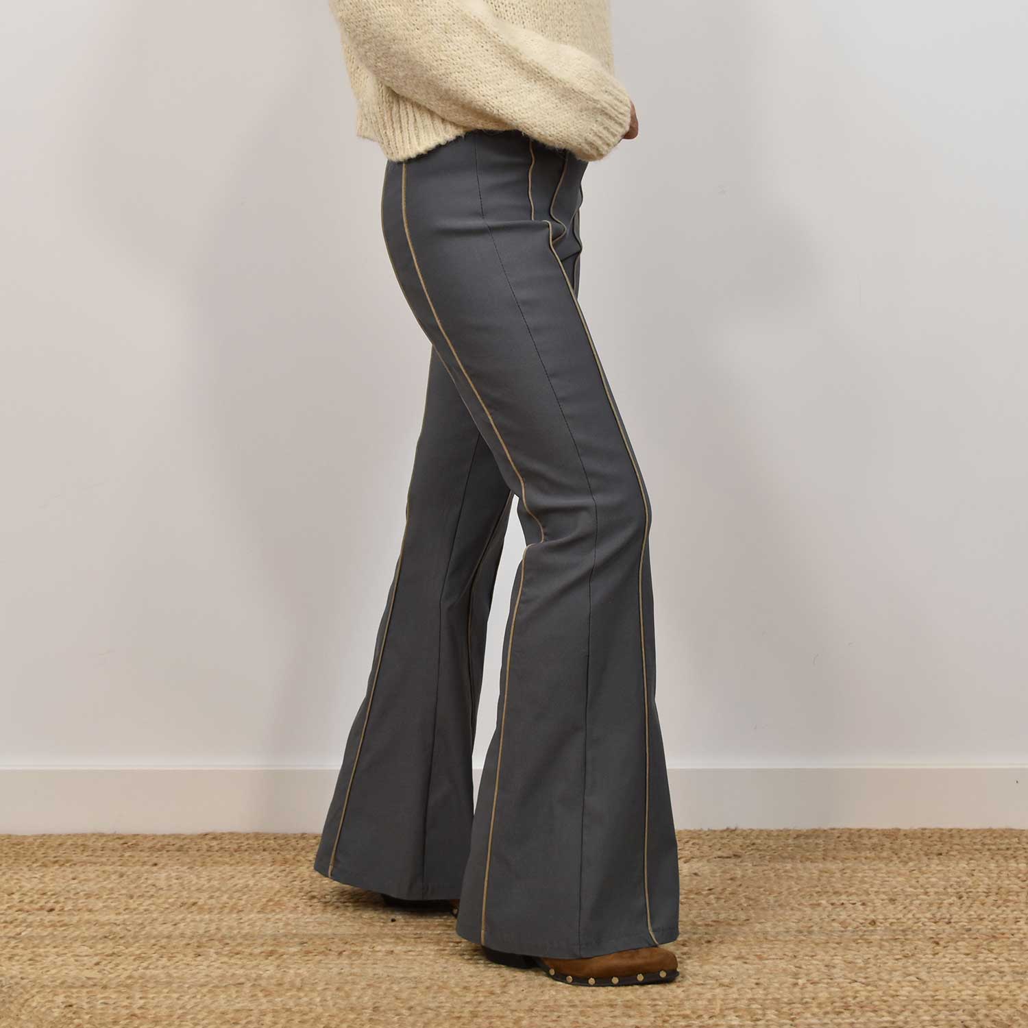 Gris flare pants