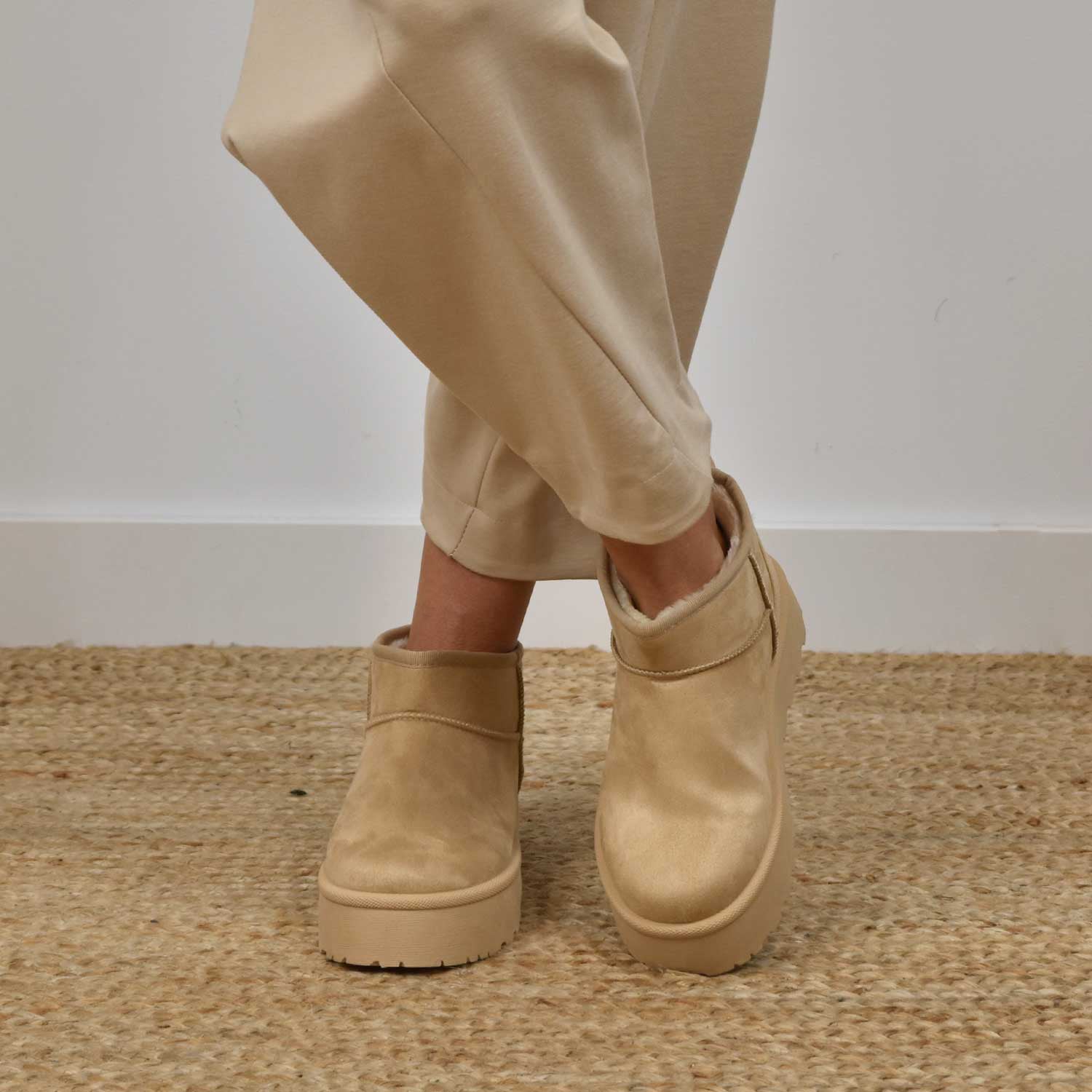 Mini-bottes fourrées beige