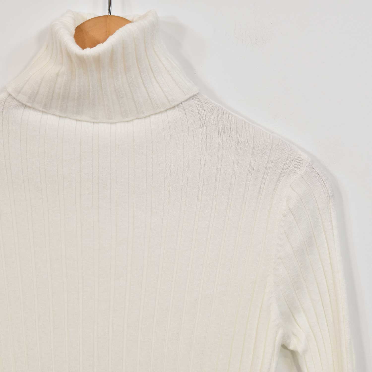 White swan ribbed sweater