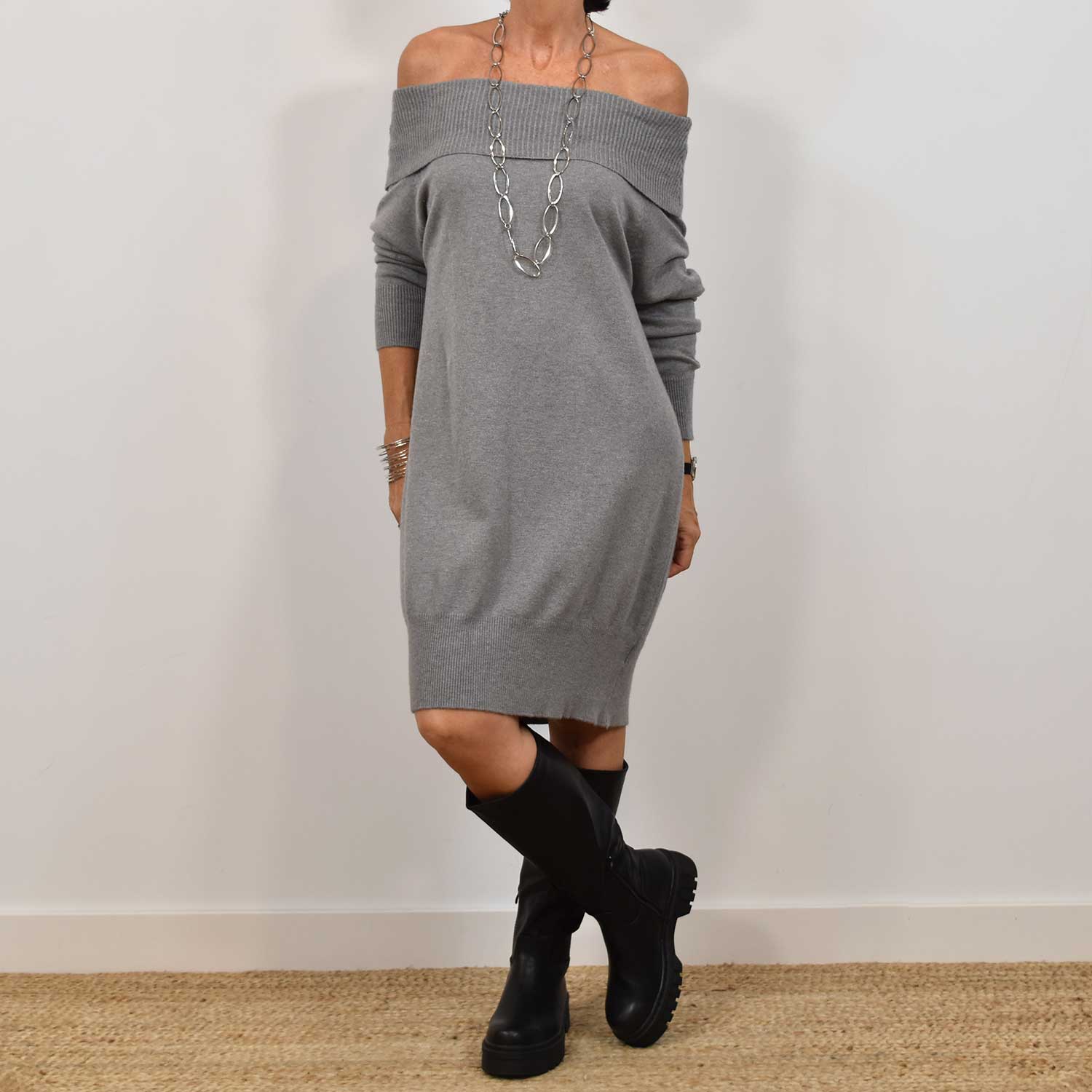 Vestido hombros gris