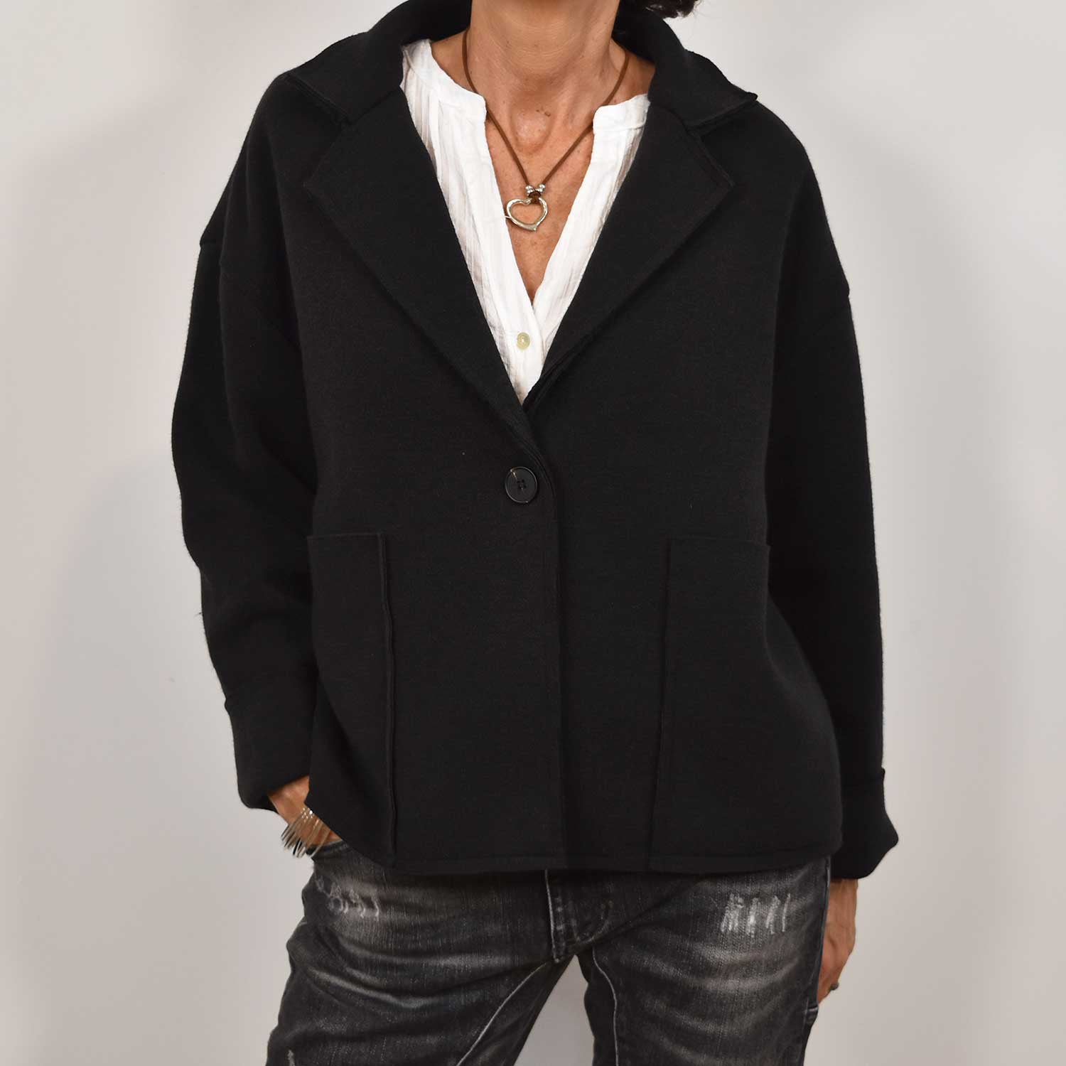 Black seams pockets jacket
