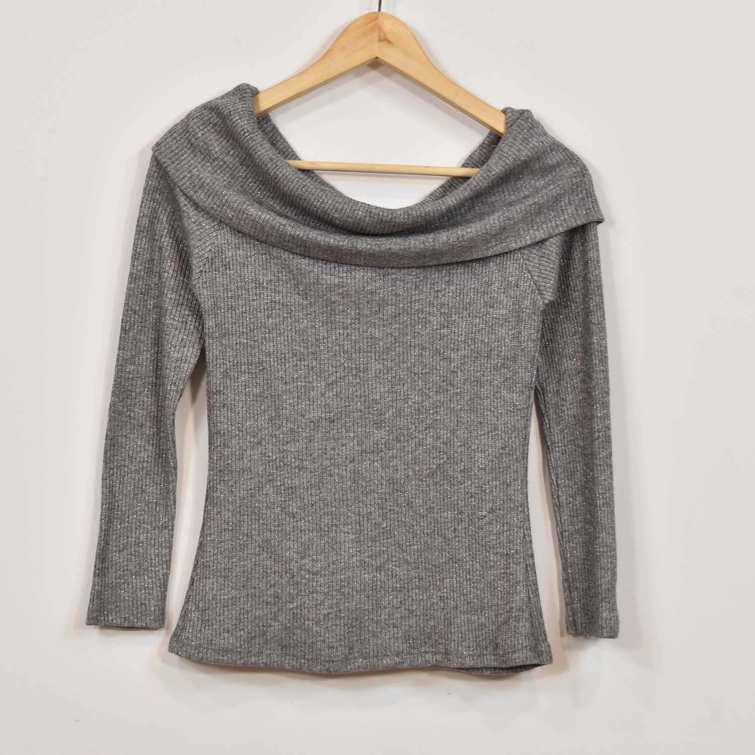 pull brillant gris épaules