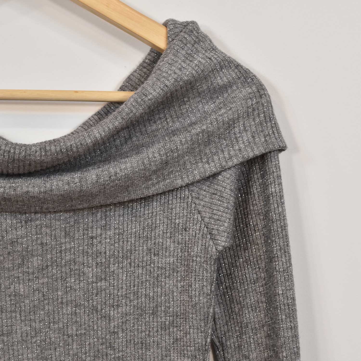 pull brillant gris épaules