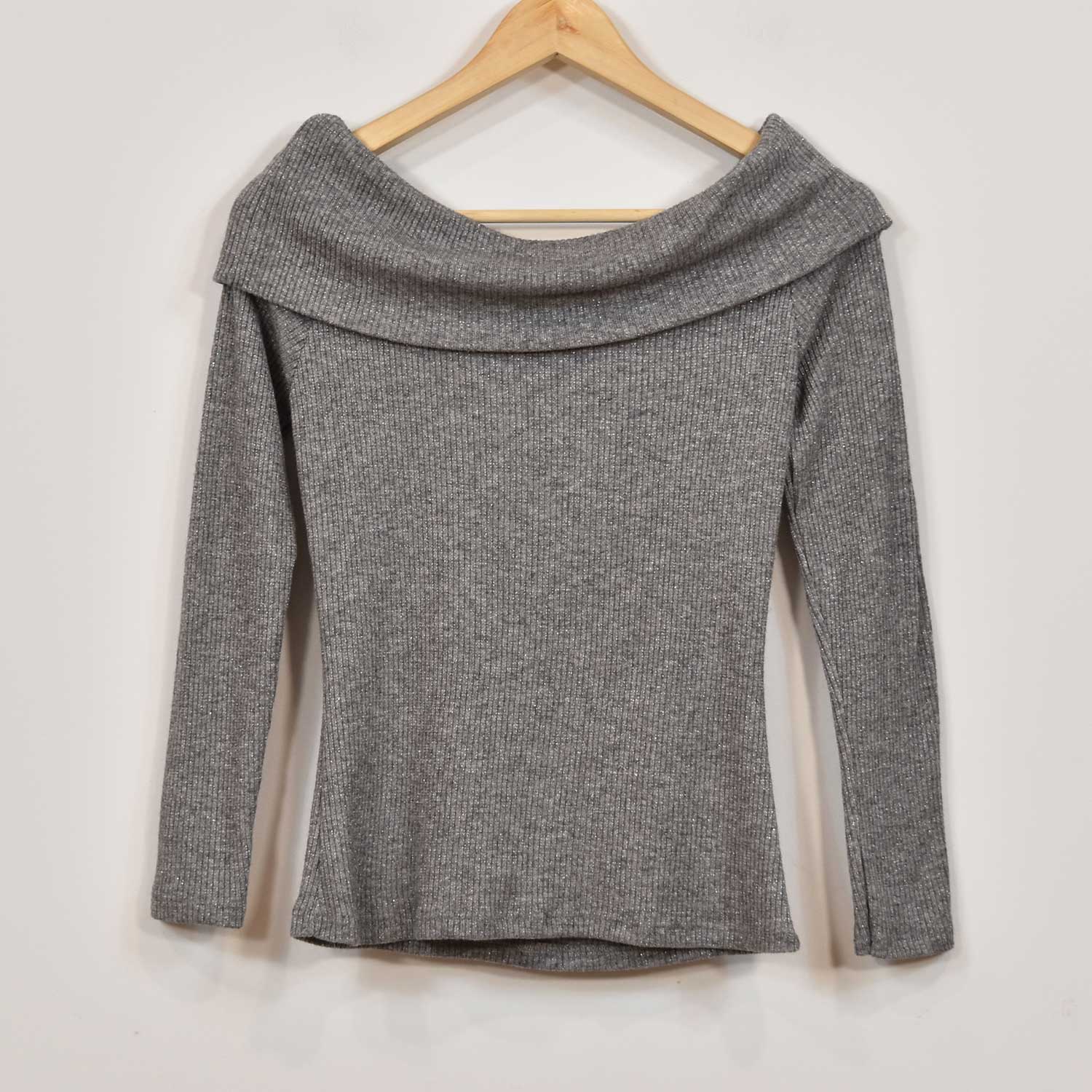 pull brillant gris épaules