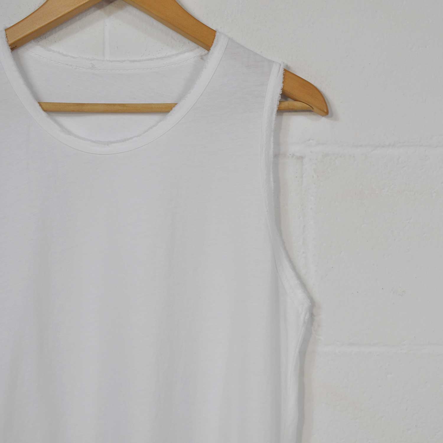 Camiseta desflecada asimétrica blanca
