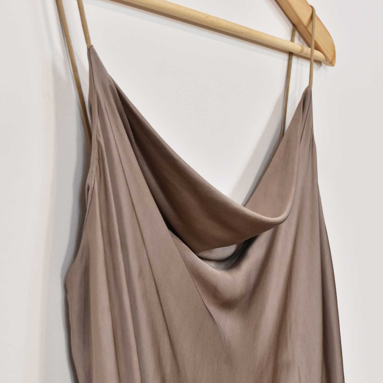 Vestido lencero taupe