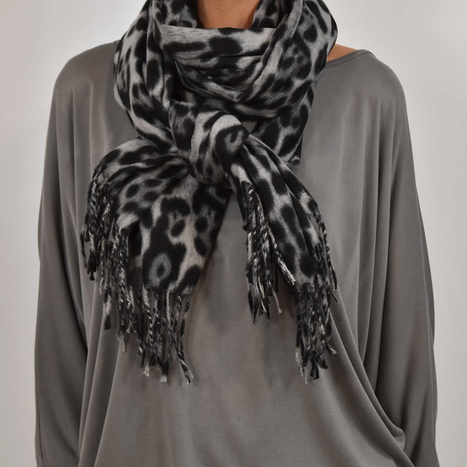 Fular flecos leopardo gris