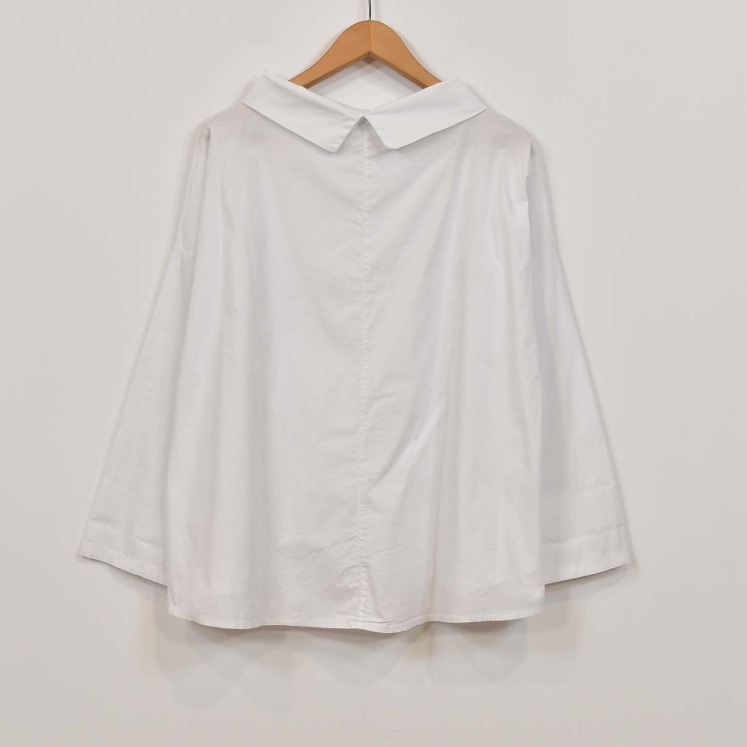 Blusa cuello blanca