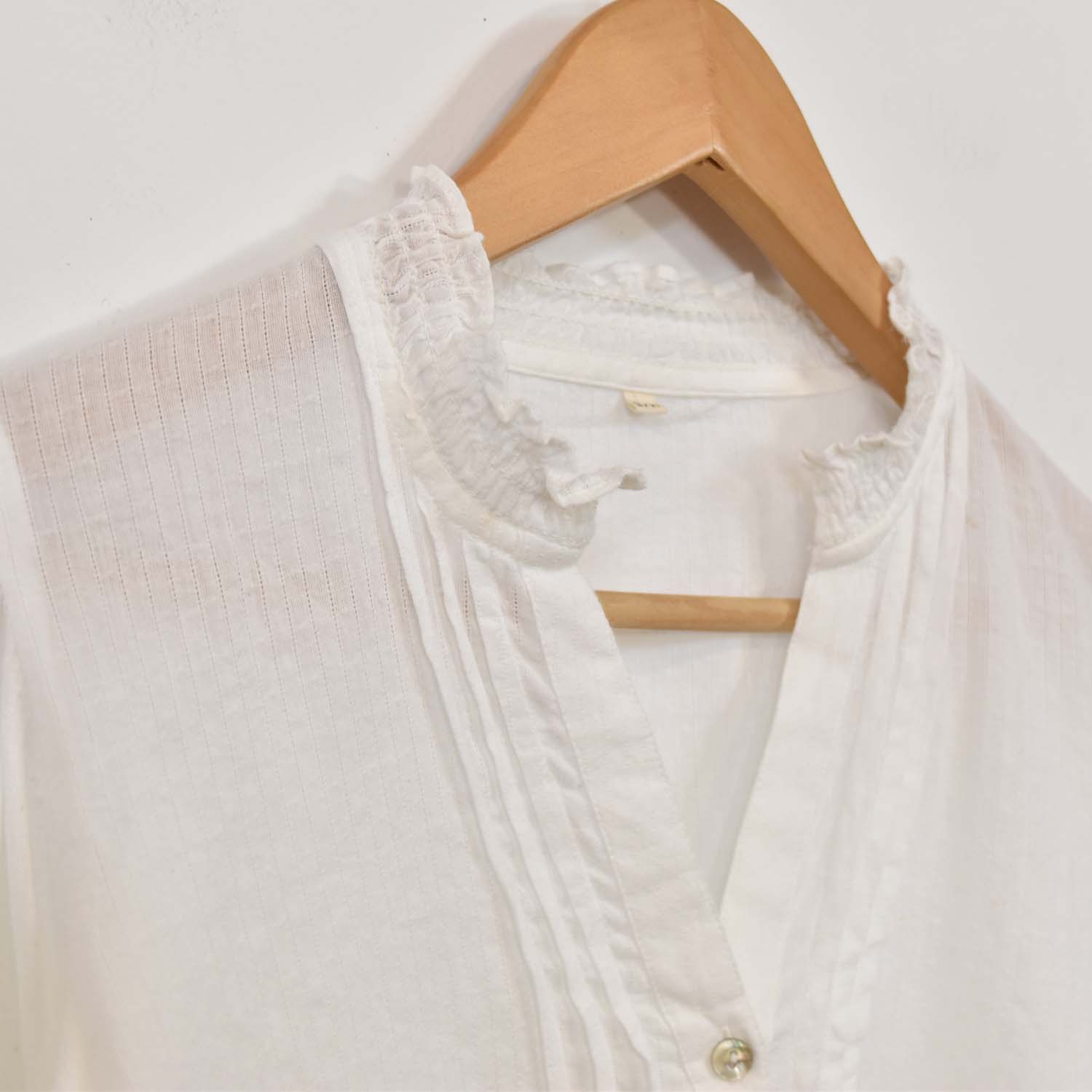 Chemise blanche à plis