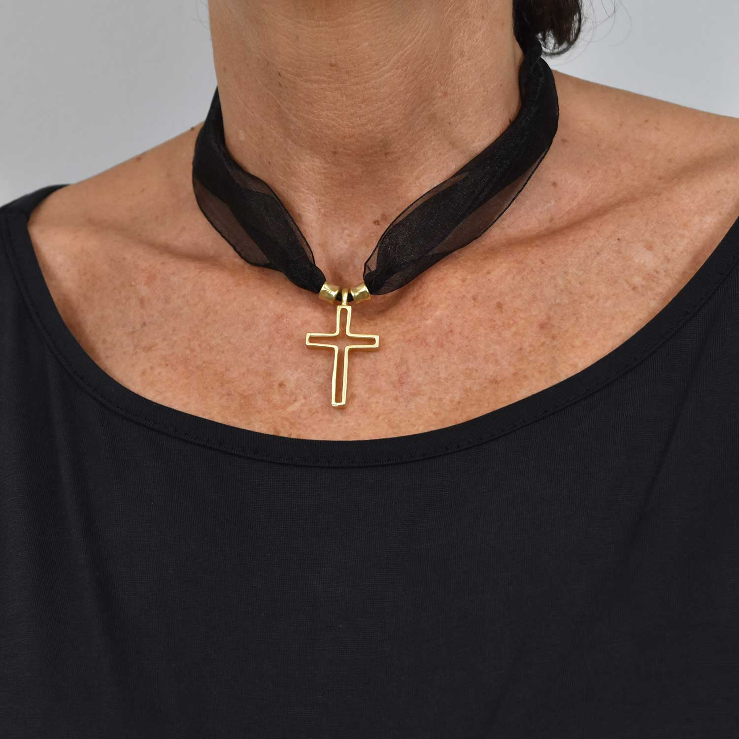 collier croix en gaze