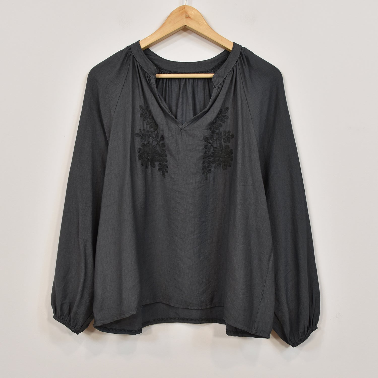 Blusa bordada gris