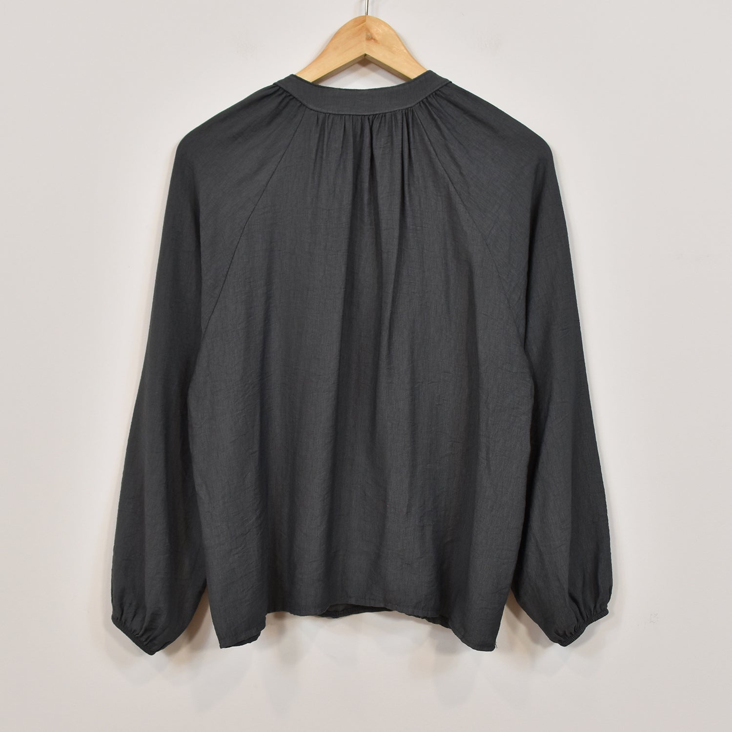 Blusa bordada gris