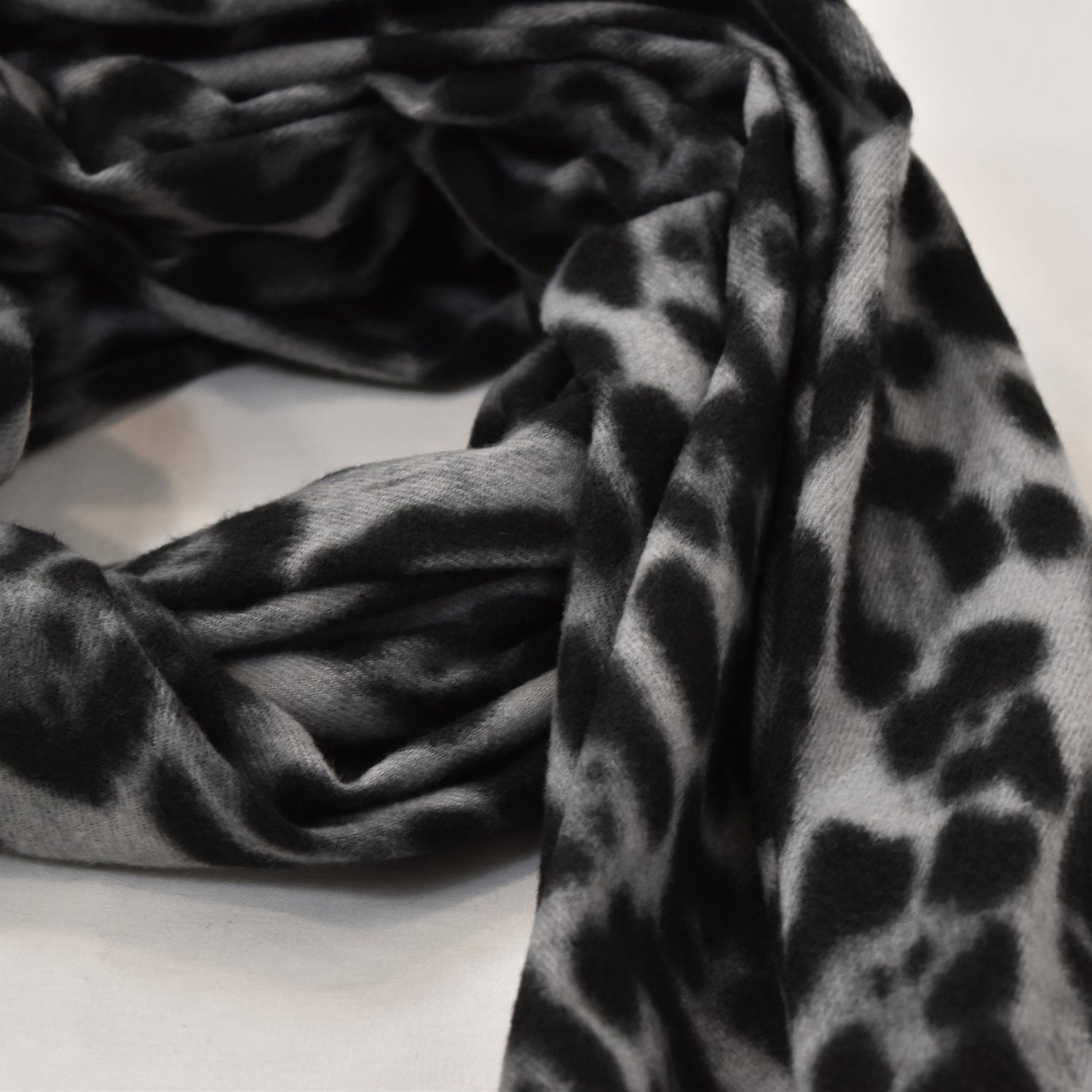 Fular flecos leopardo gris