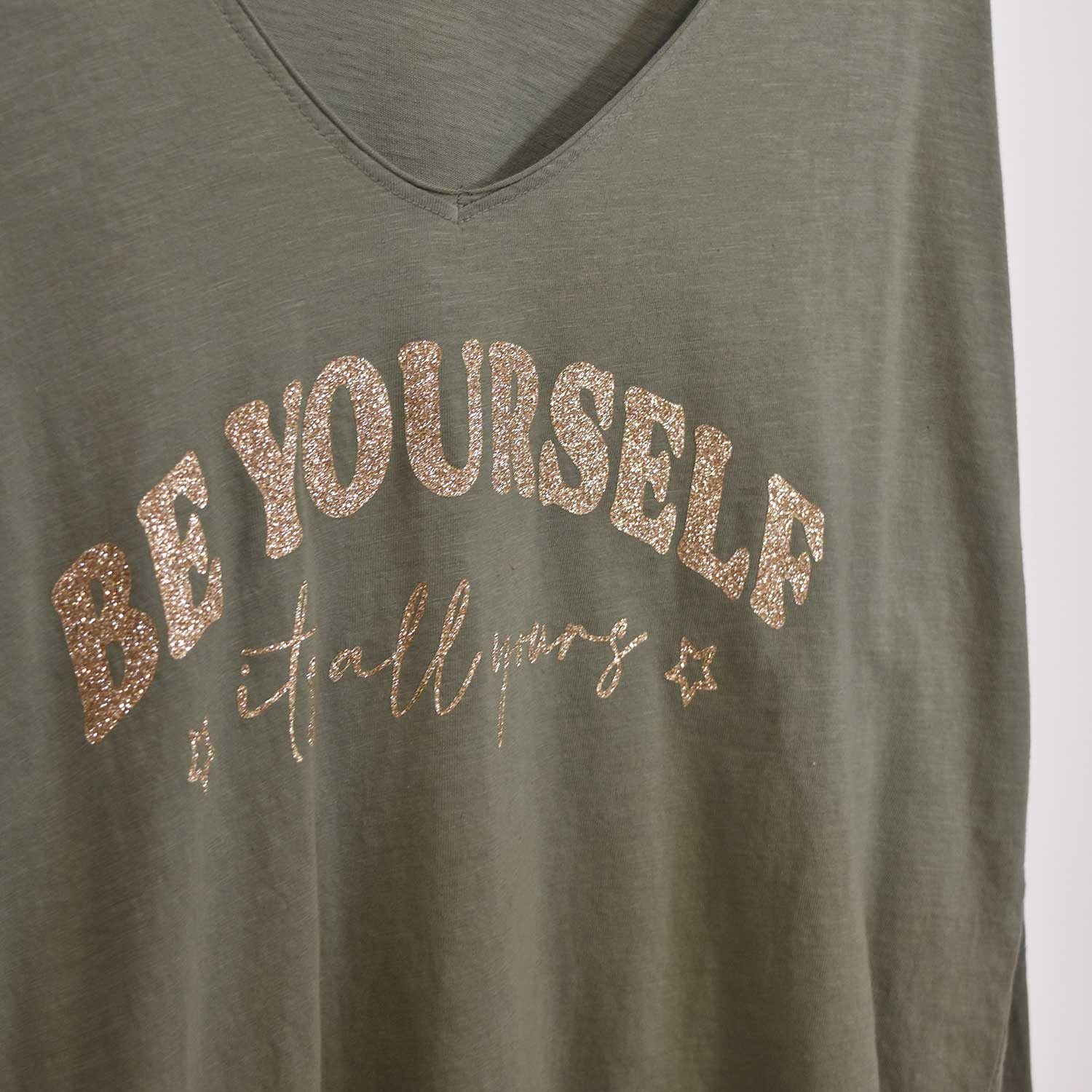 Camiseta 'Be Yourself' kaki