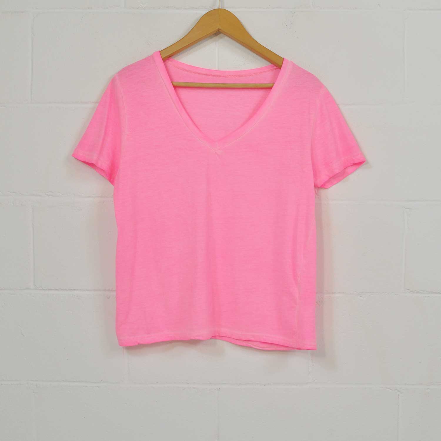 Camiseta pico básica rosa fluor