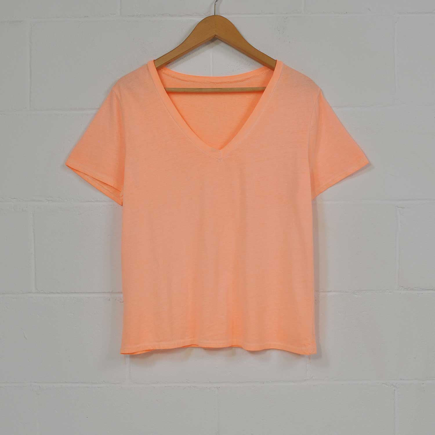 Camiseta pico básica naranja fluor