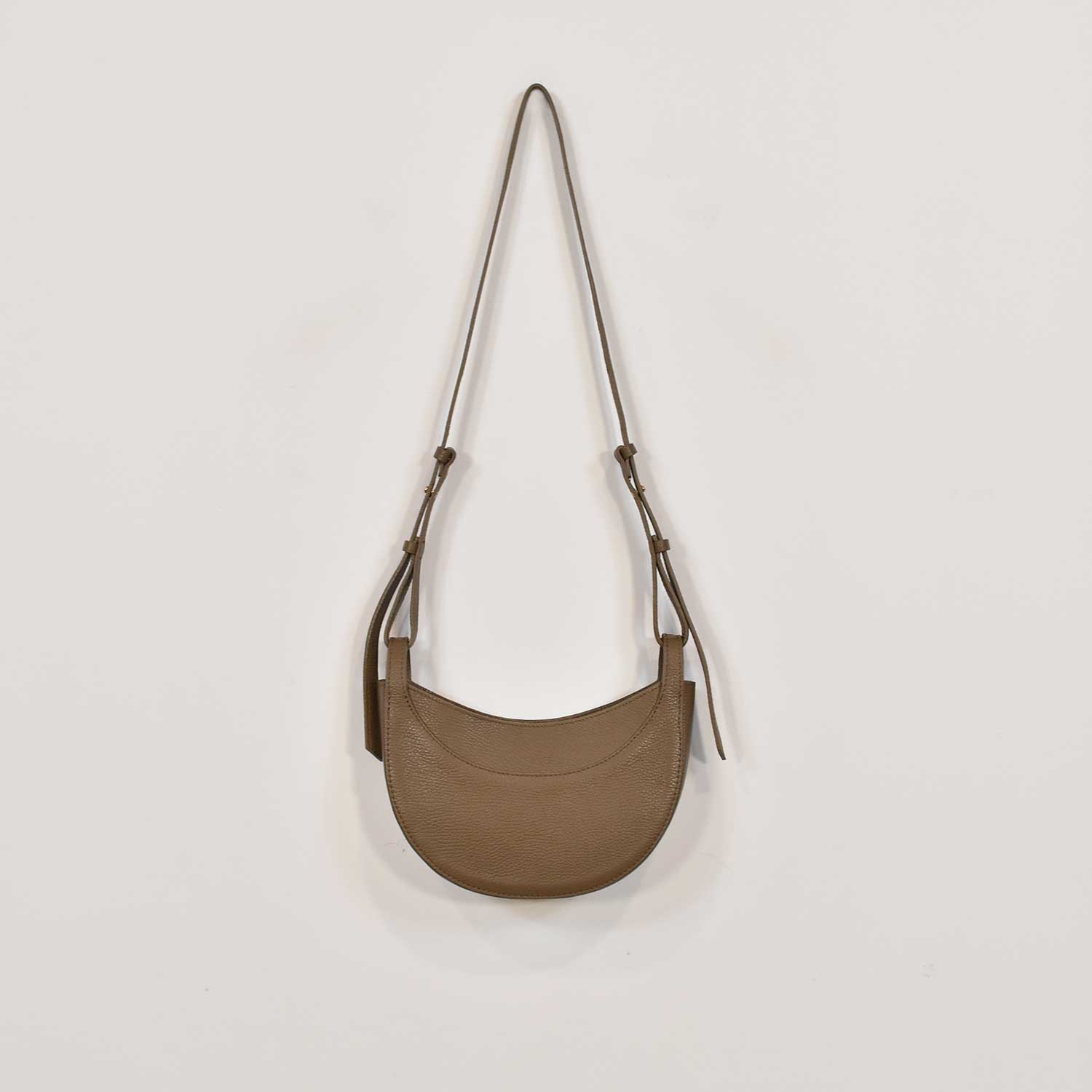 Bolso media luna taupe