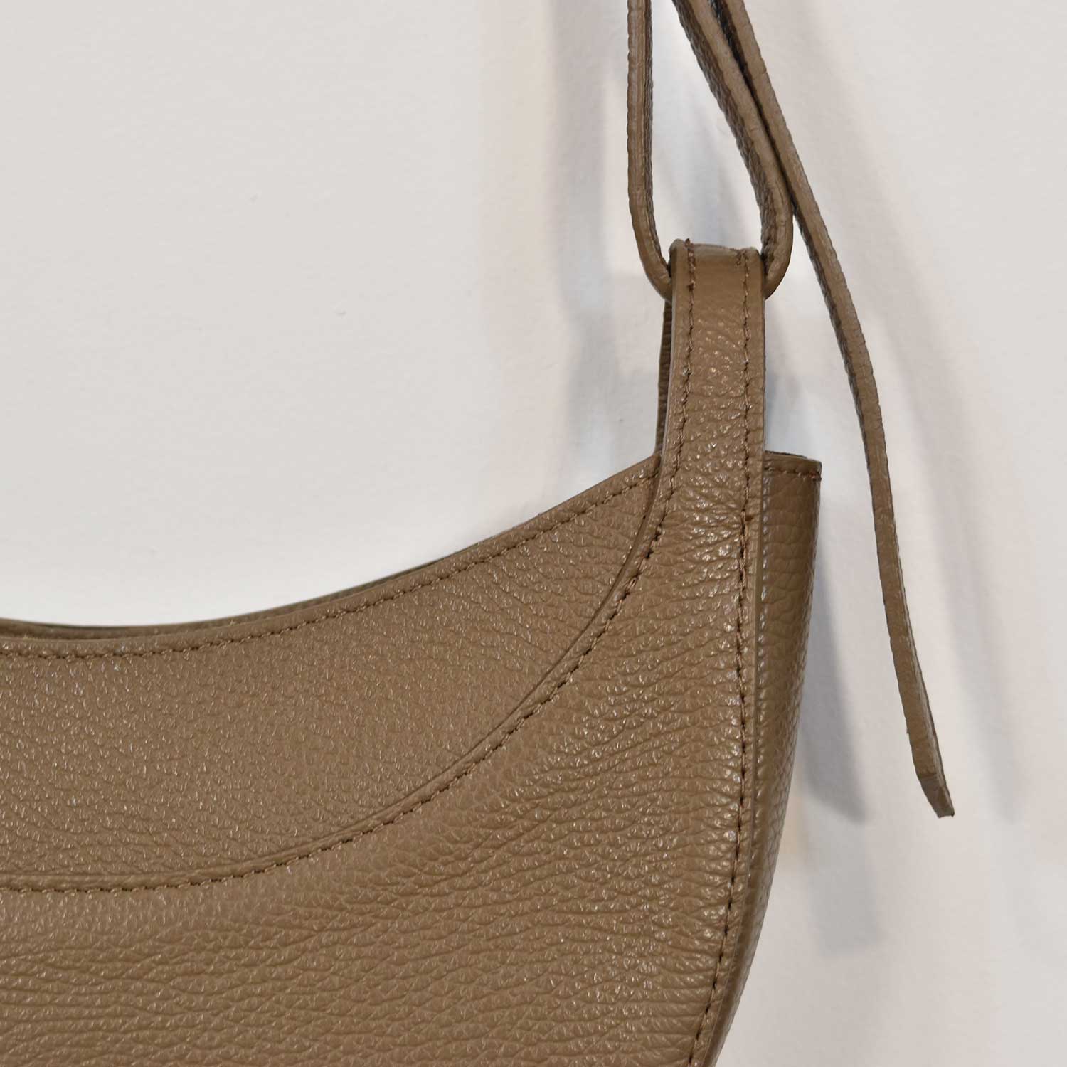 Bolso media luna taupe