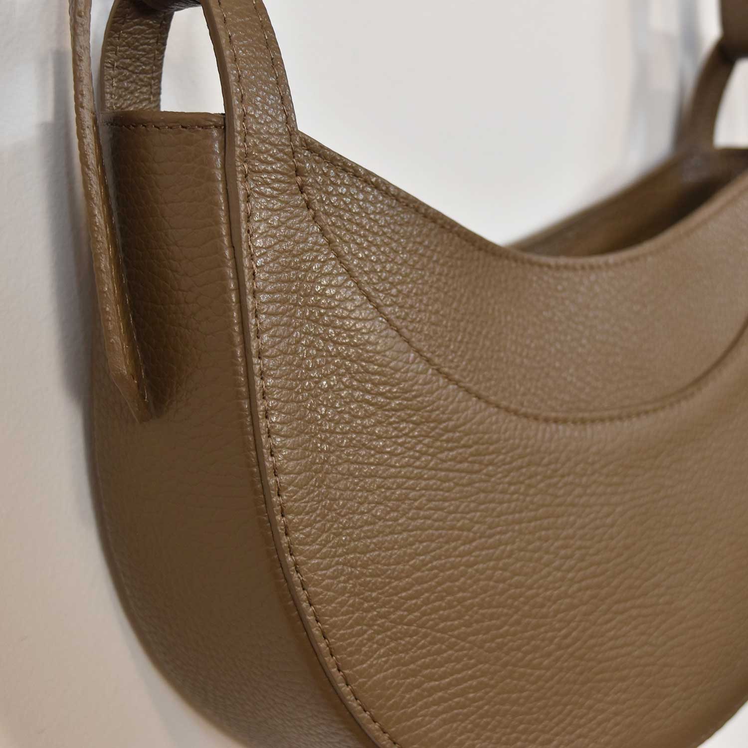 Bolso media luna taupe