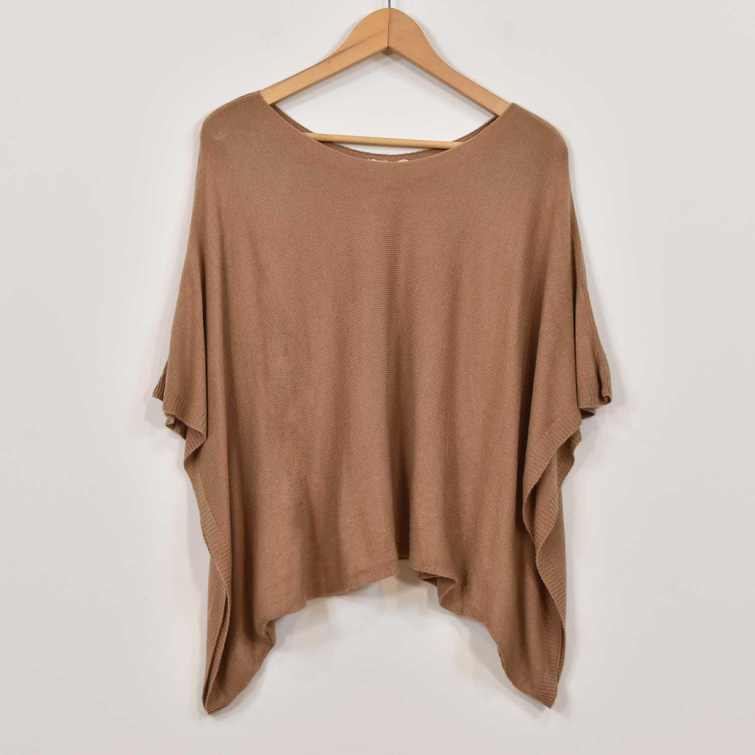 Poncho murciélago camel