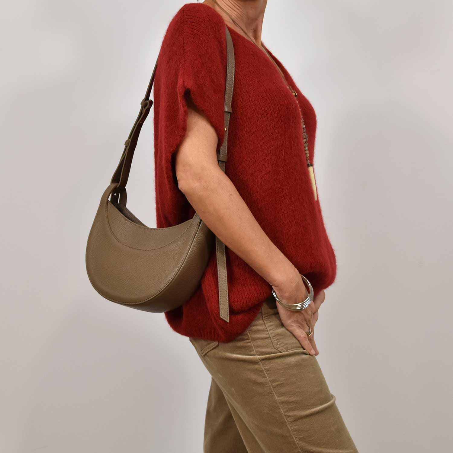 Bolso media luna taupe