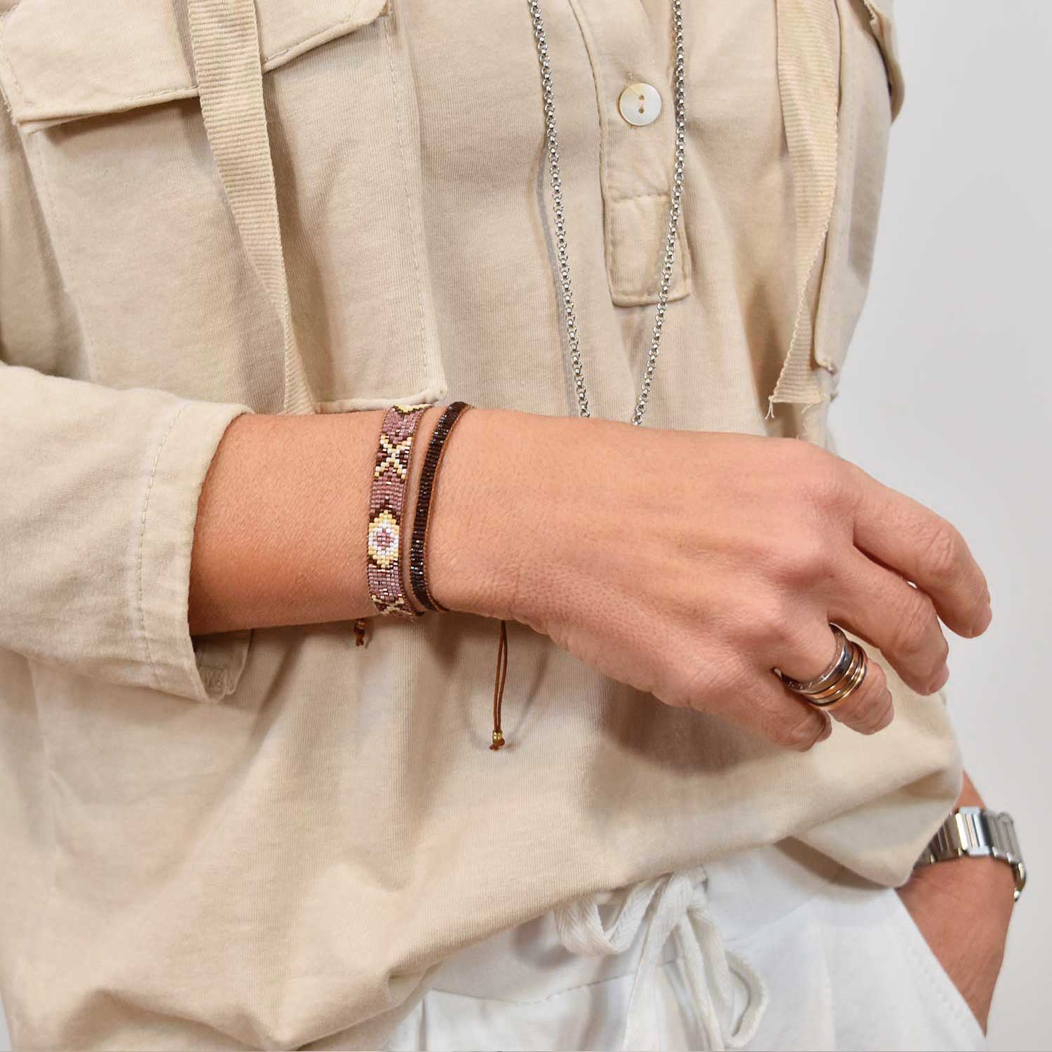 Bracelets à paillettes en corde brune

