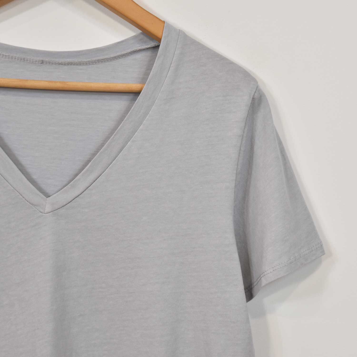 Camiseta pico básica gris