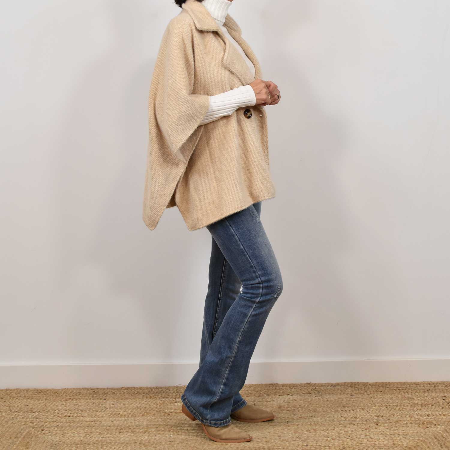 Poncho abotonado beige