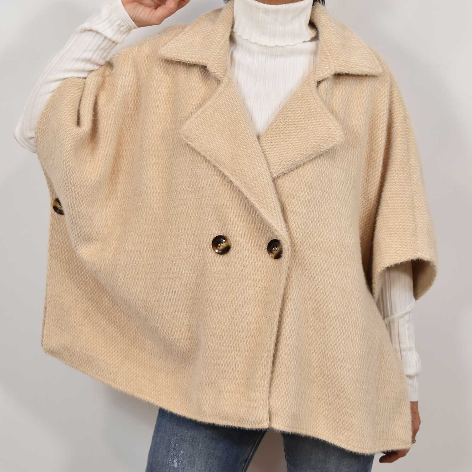 Poncho abotonado beige