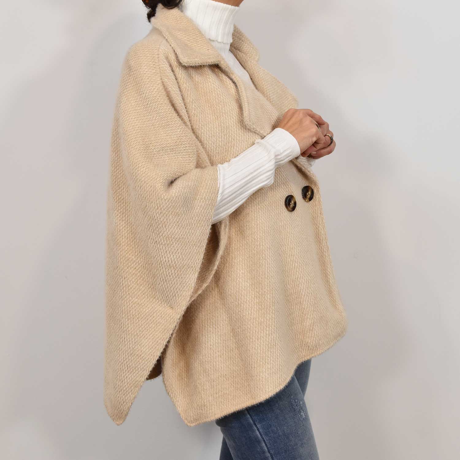 Poncho abotonado beige