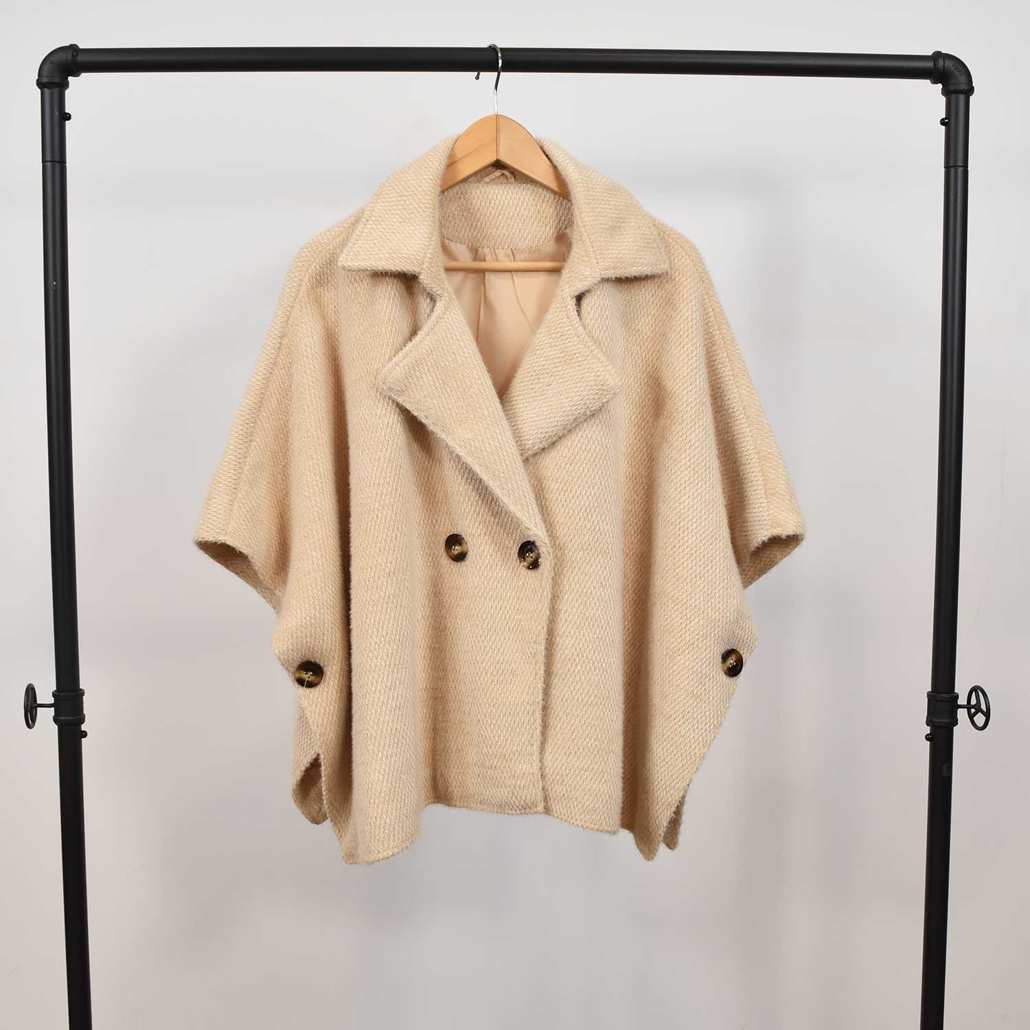 Poncho abotonado beige