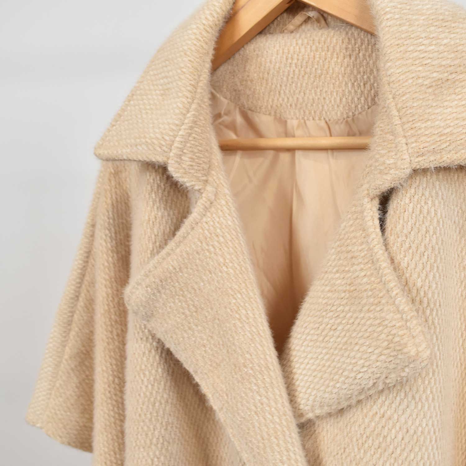 Poncho abotonado beige