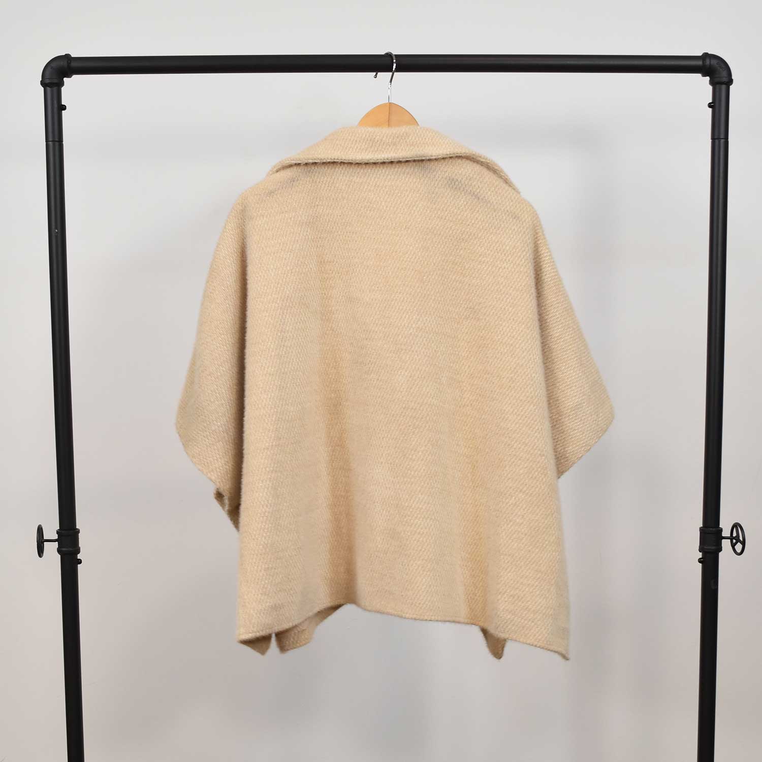 Poncho abotonado beige