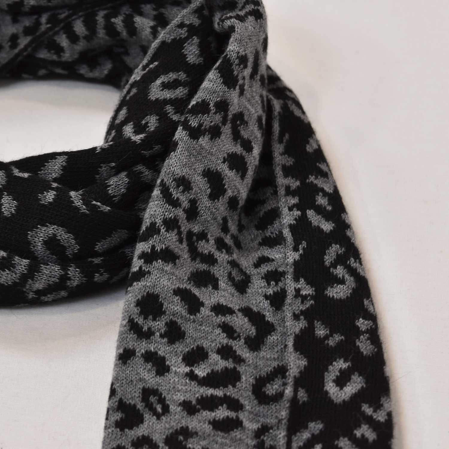 Fular punto leopardo negro