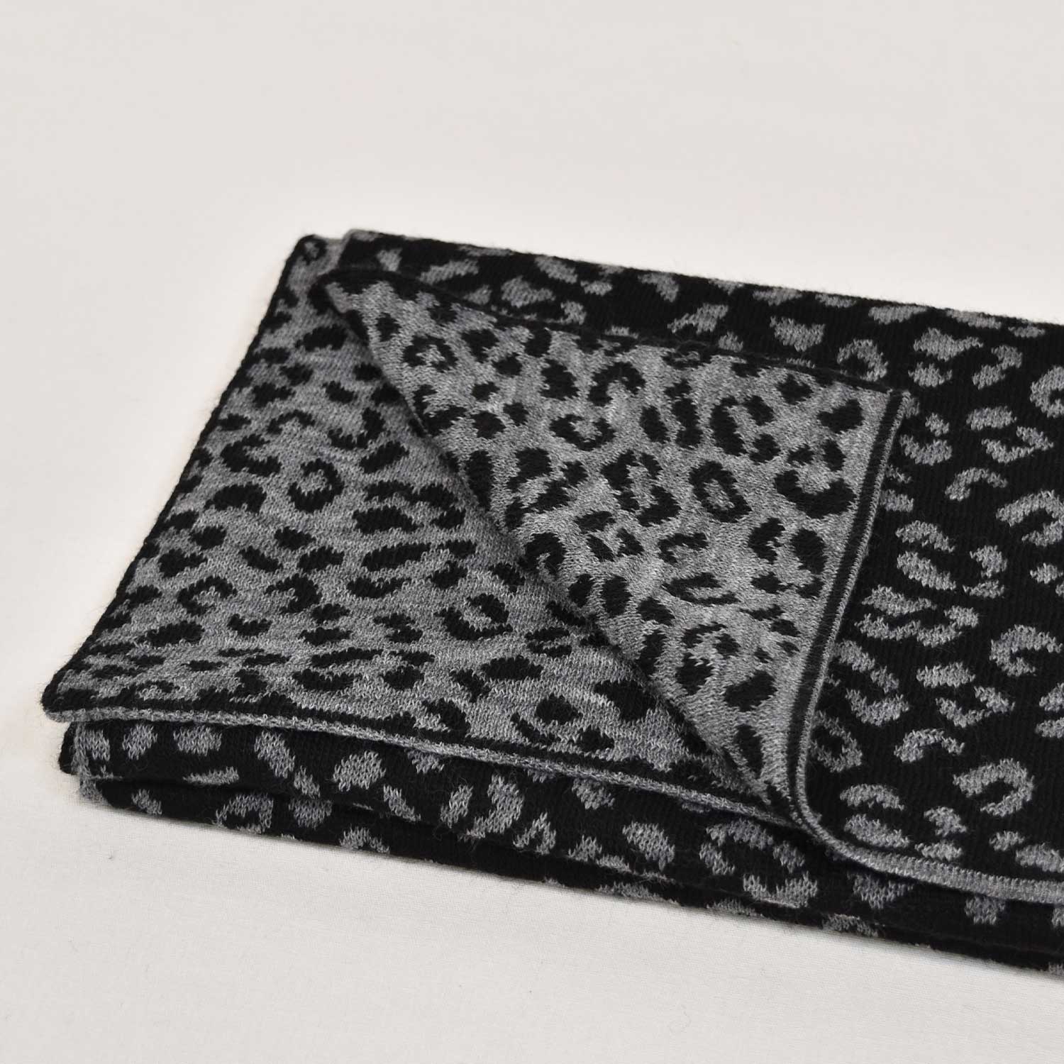 Fular punto leopardo negro