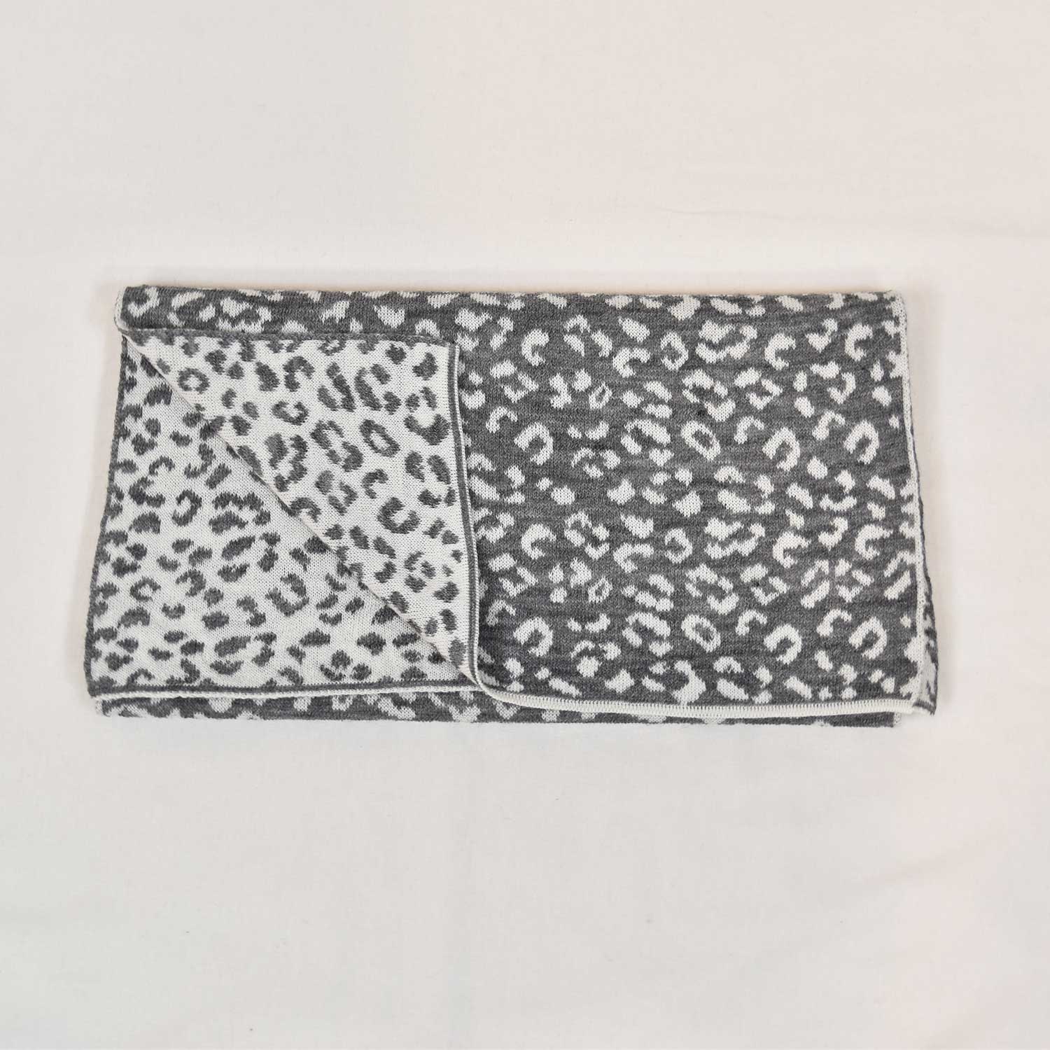 Fular punto leopardo gris