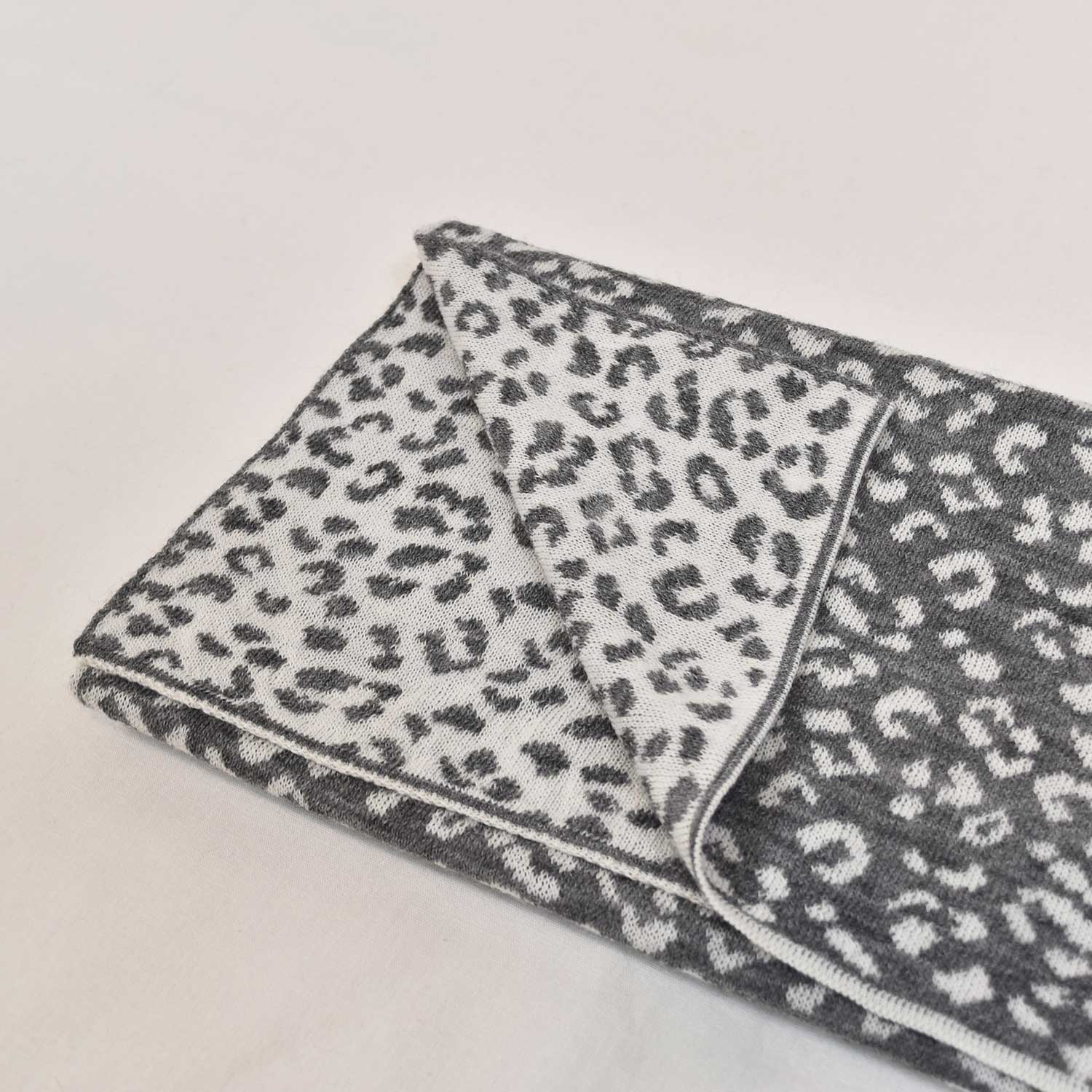 Fular punto leopardo gris