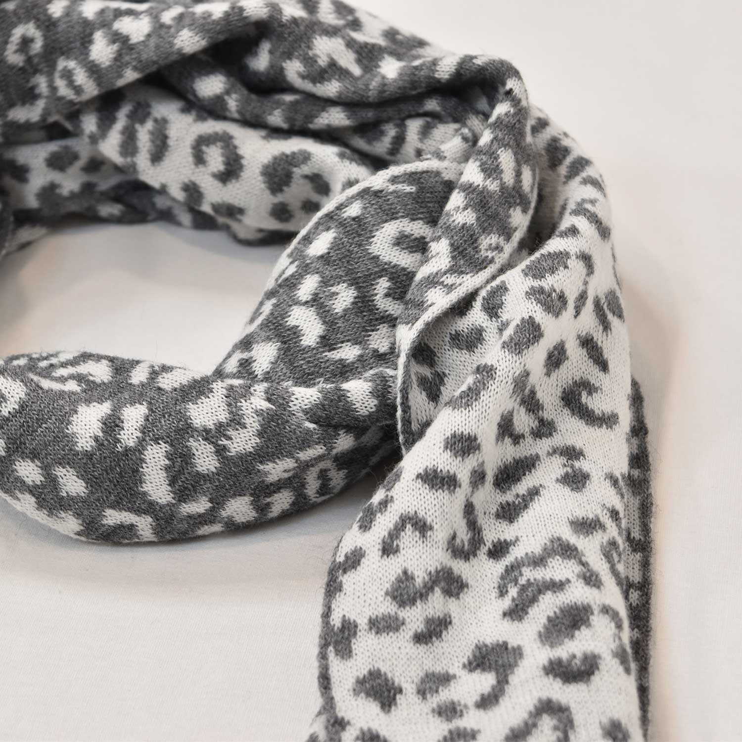 Fular punto leopardo gris