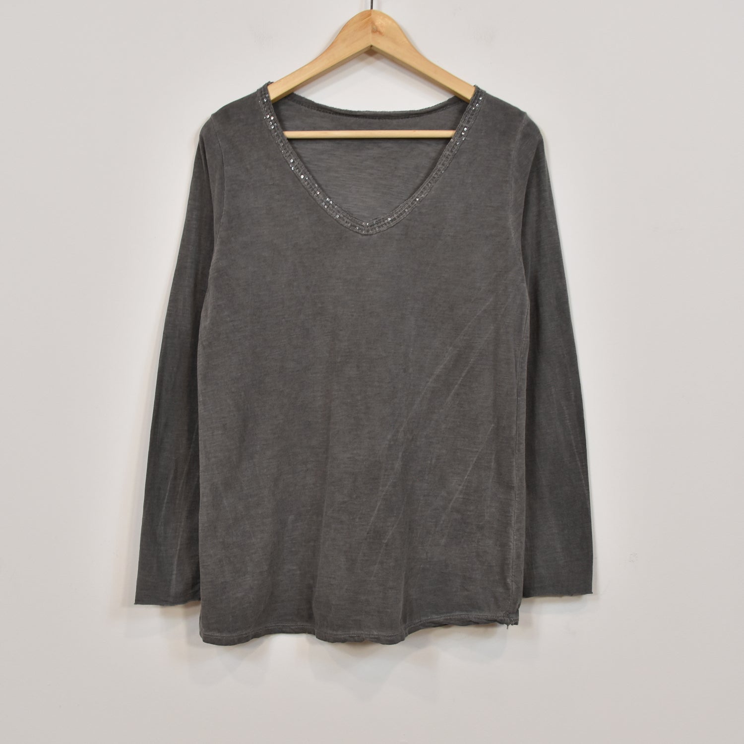 Camiseta escote lentejuelas gris