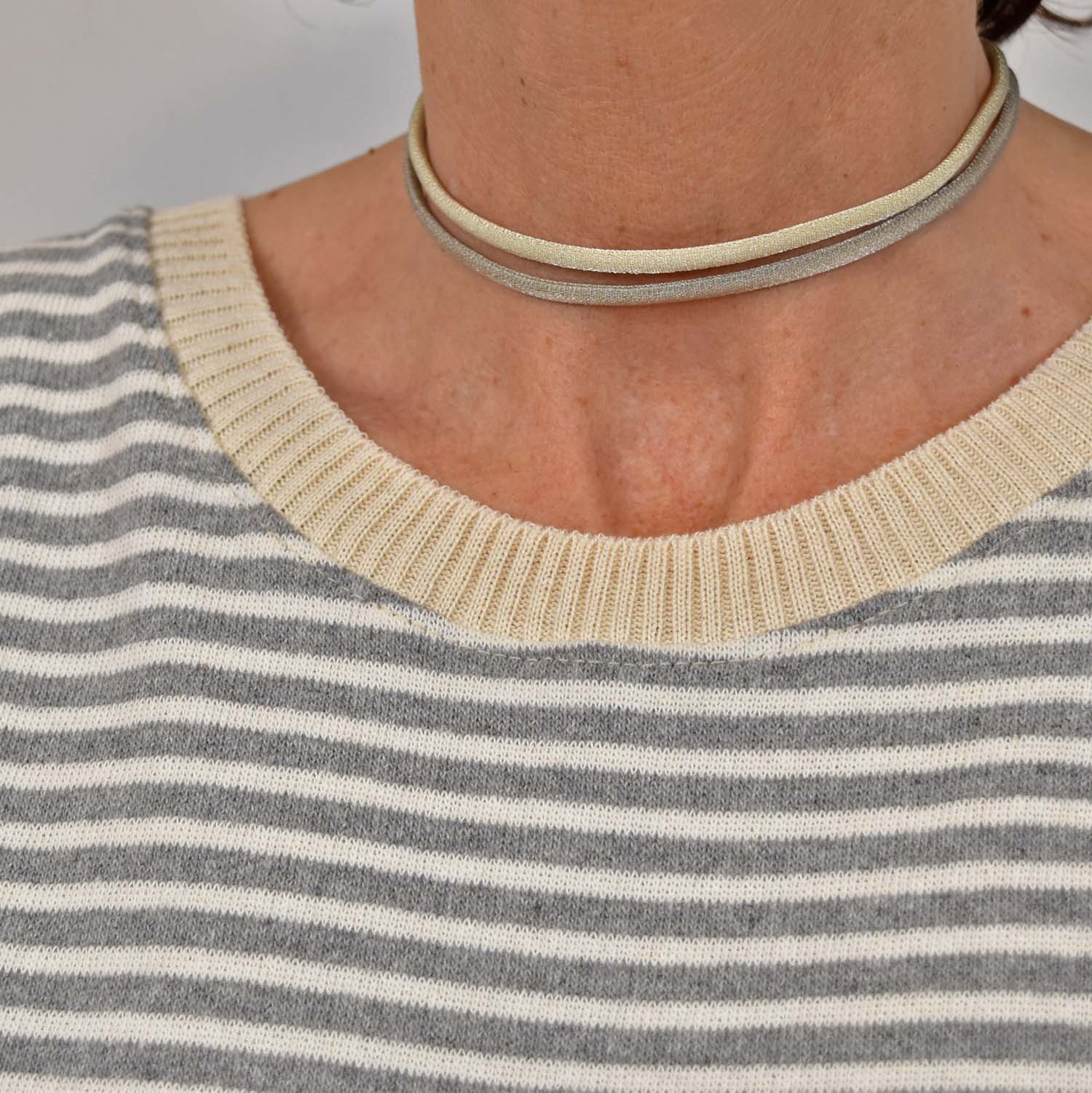 Beige elastic necklace