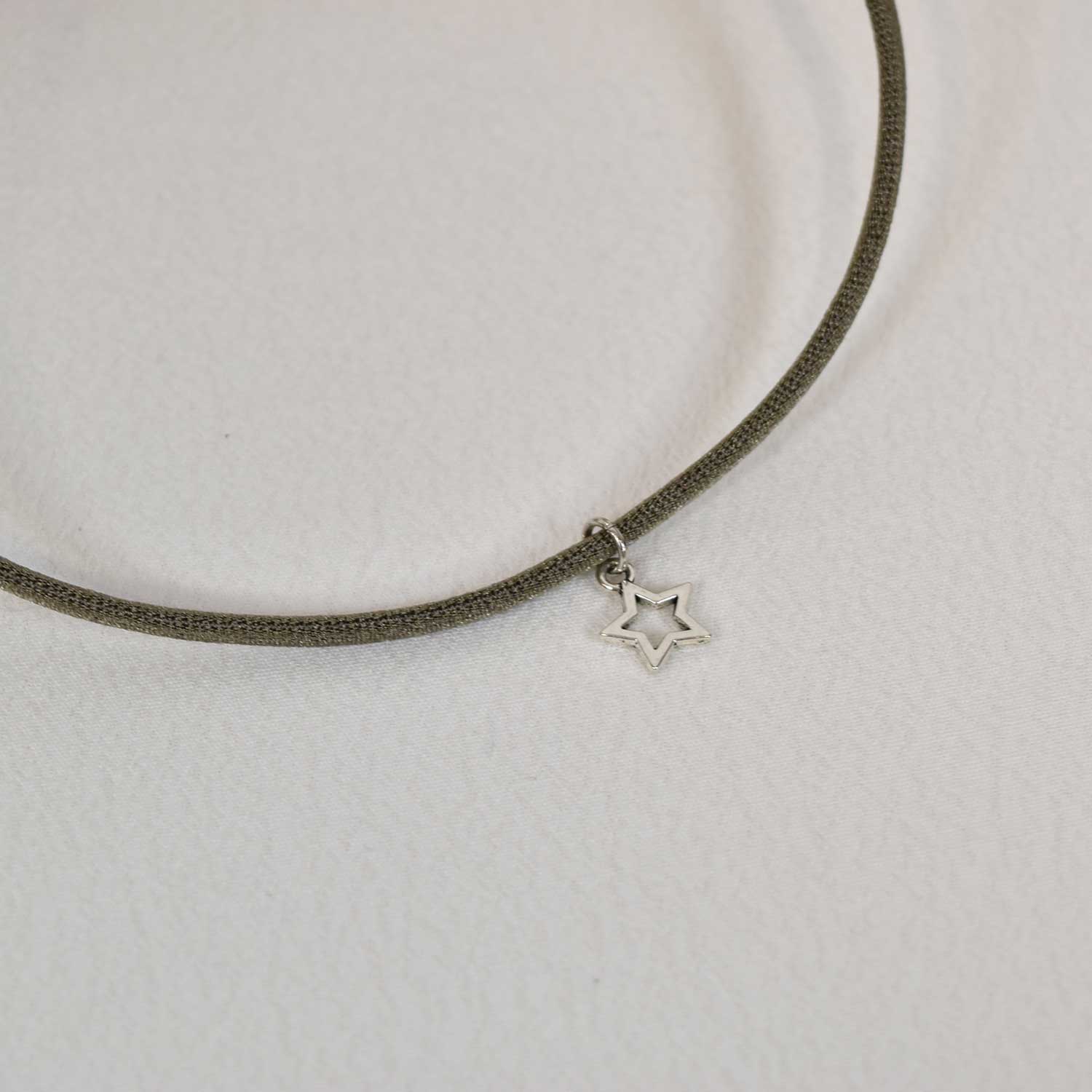 Kaki star elastic necklace