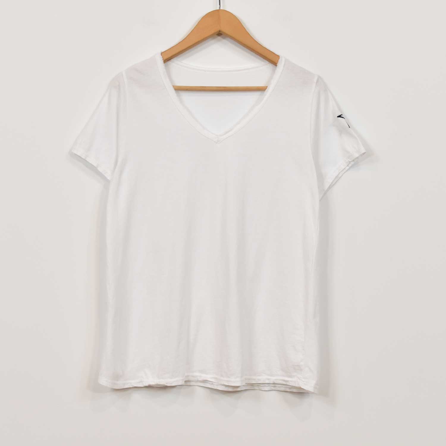 White black star sleeve t-shirt